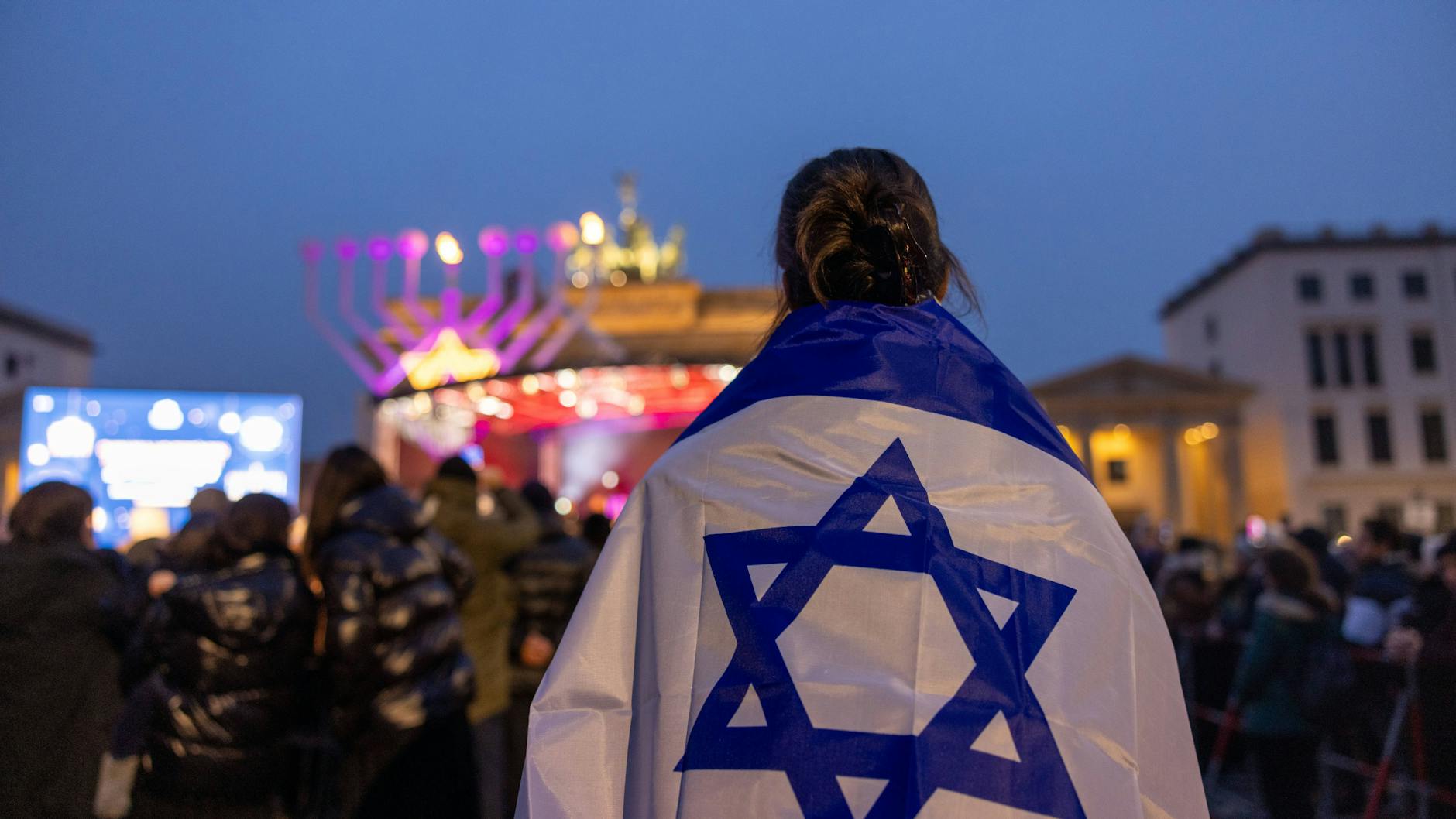 Viele Berliner kamen zur Eröffnung des Chanukka-Festes zum Brandenburger Tor und zeigten ihre Solidarität mit den Menschen in Israel.