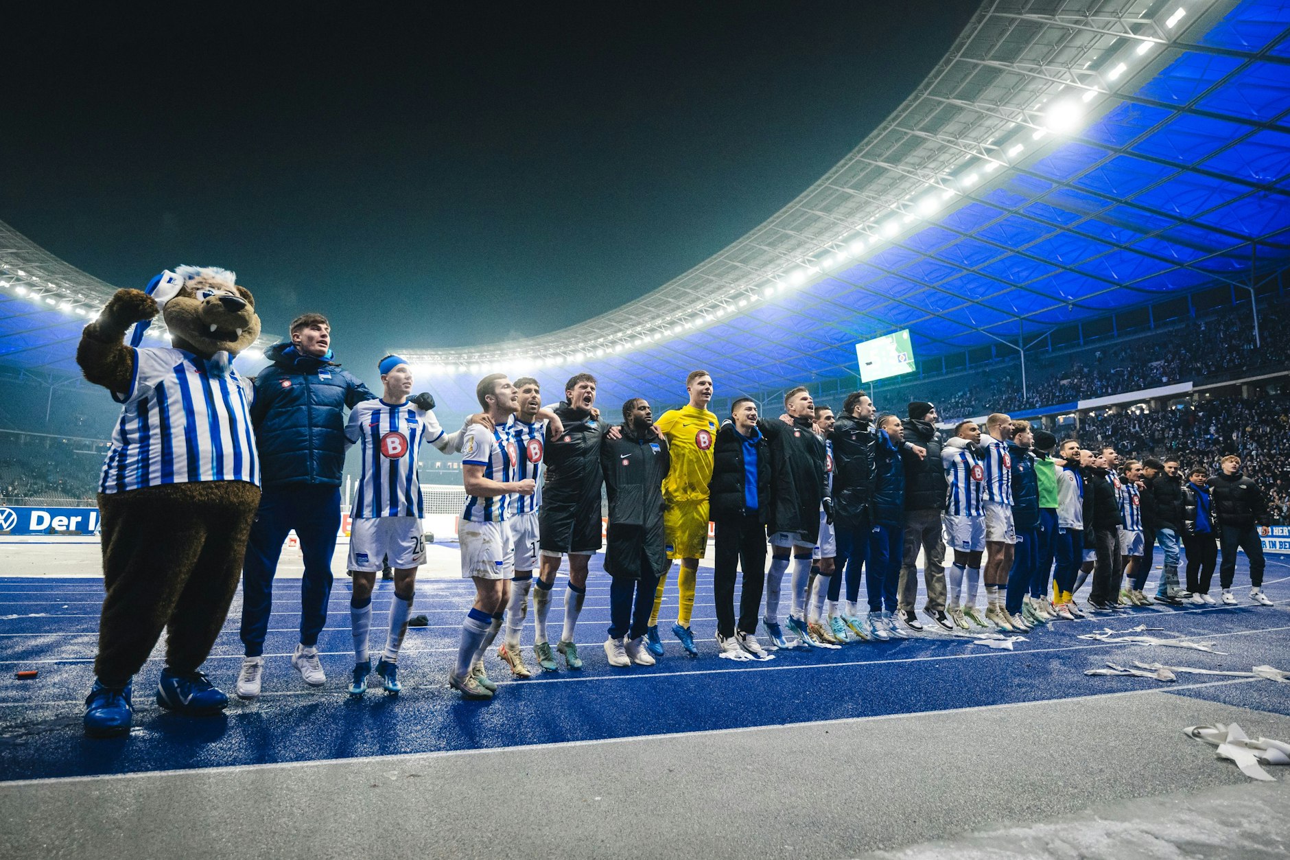 So sehen Pokalhelden aus! Herthas Spieler feiern nach dem 8:6 nach Elferkrimi gegen den HSV den Einzug ins Pokal-Viertelfinale.