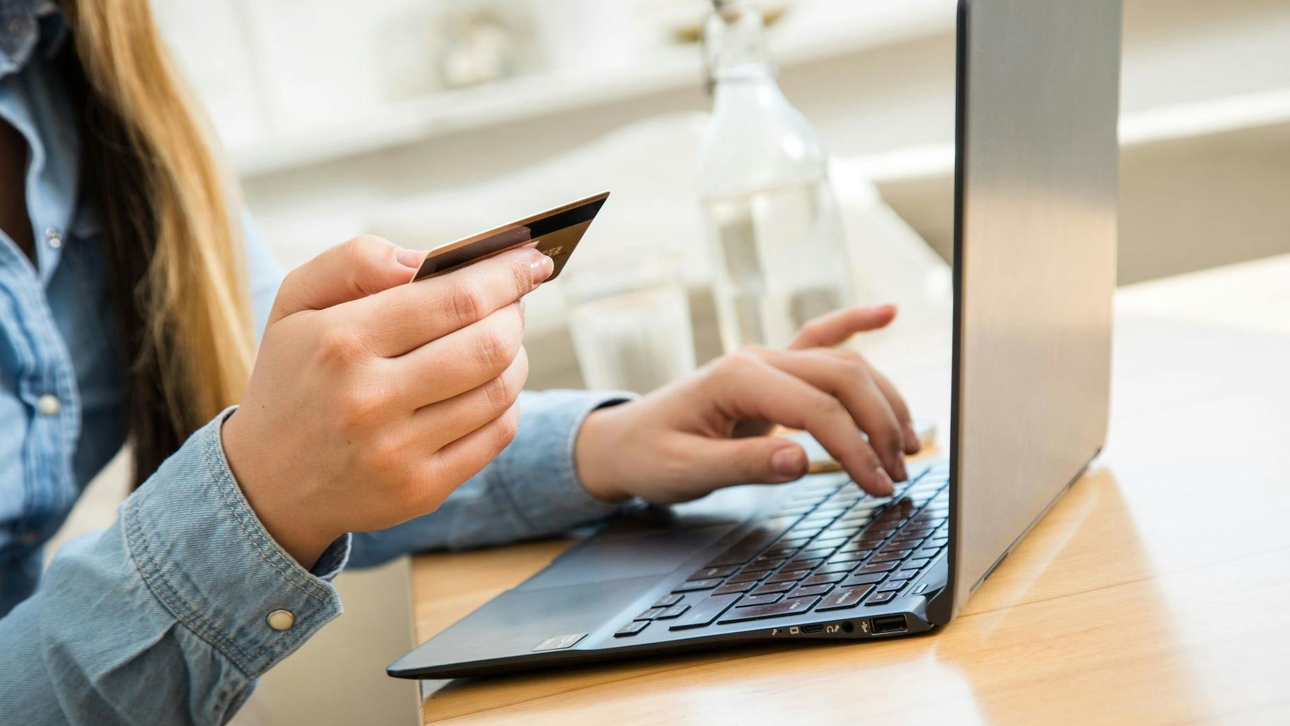 Vor allem jüngere Menschen nutzen nach Erkenntnissen der Schufa häufig die Möglichkeit, Einkäufe zum Beispiel im Online-Handel in Raten abzuzahlen. 