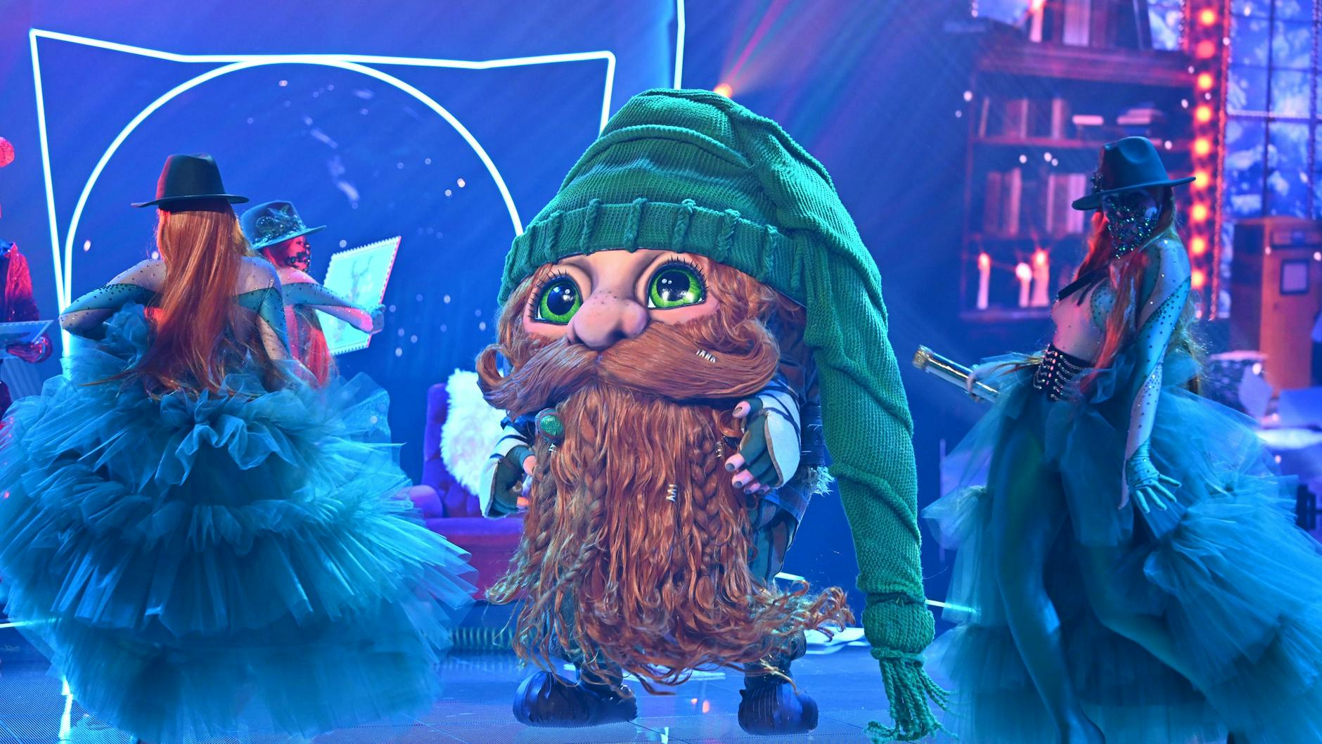 Welcher Star steckt bei „Masked Singer“ im Kostüm von Klaus Claus?
