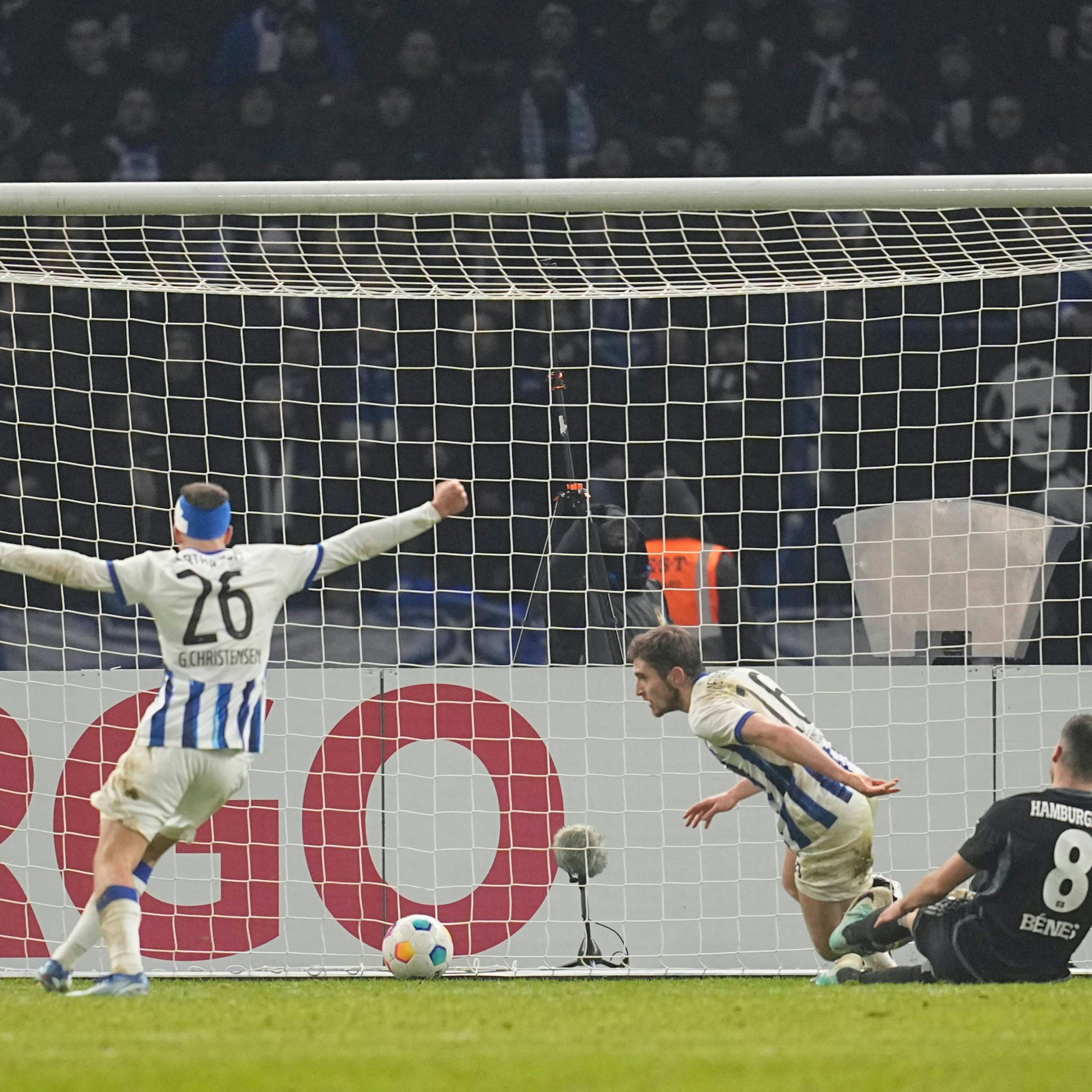 Jonjoe Kenny trifft in der 120. Minute zum 3:3 und rettet Hertha BSC ins Elferschießen gegen den HSV.