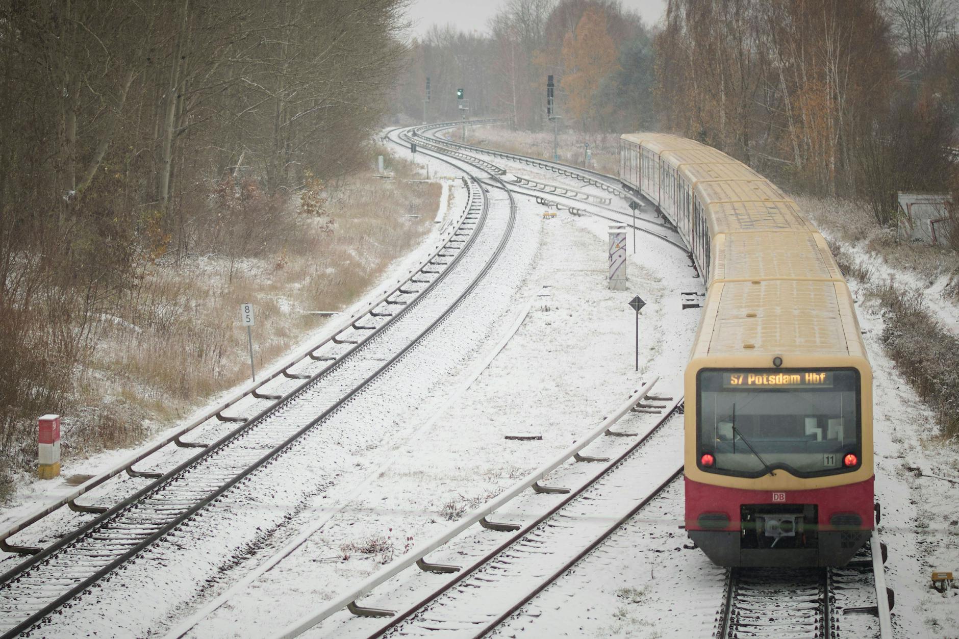 Ein S-Bahn Zug auf verschneiten Gleisen in Berlin - am Donnerstag und Freitag kommt es zu massiven Einschränkungen.