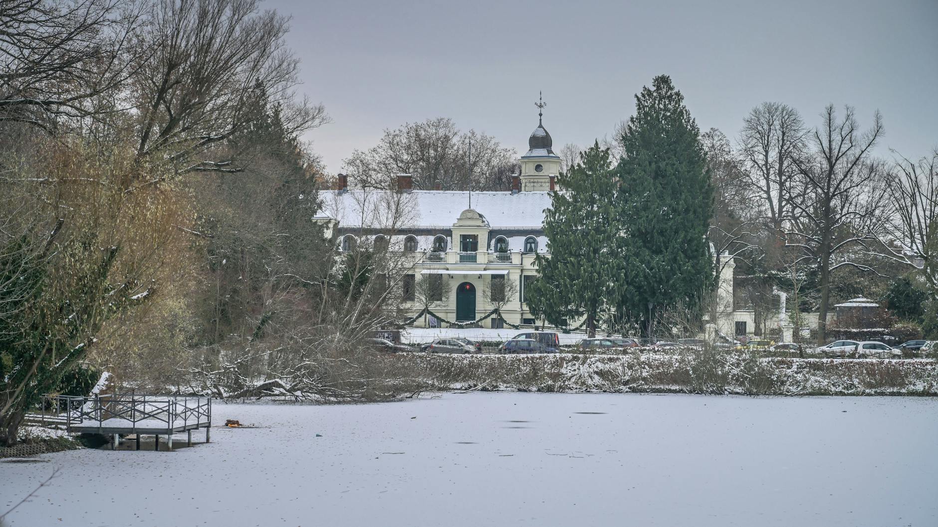 Auch der Kirchteich vor Schloss Britz in Neukölln war in den vergangenen Tagen noch von Eis bedeckt.