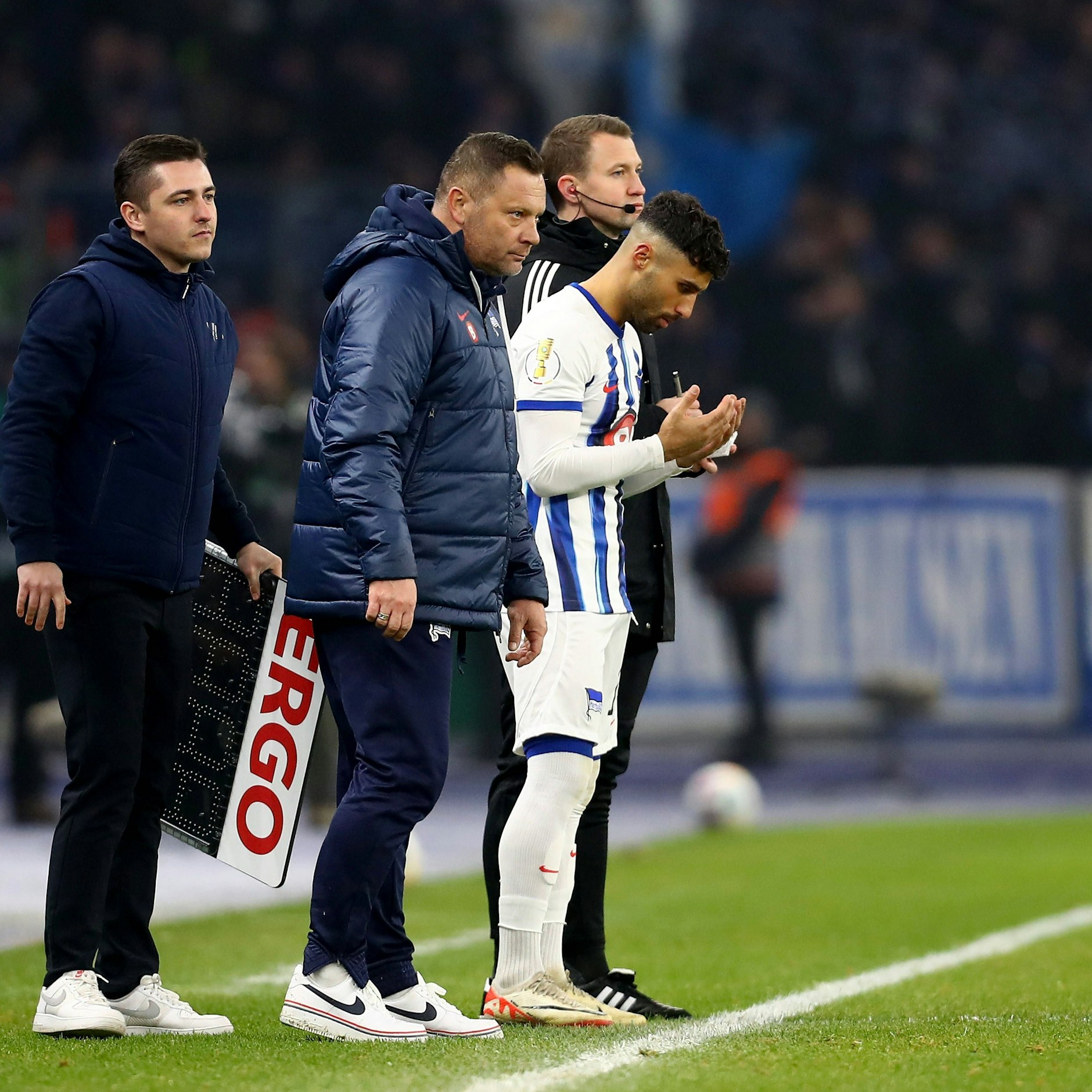 80. Minute bei Pokalfight gegen den HSV: Trainer Pal Dardai wechselt Nader El Jindaoui ein.