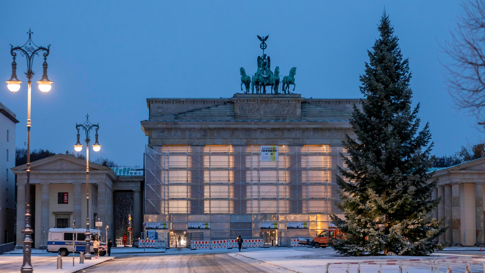 Das Gerüst am Brandenburger Tor kann nun endlich abgebaut werden.