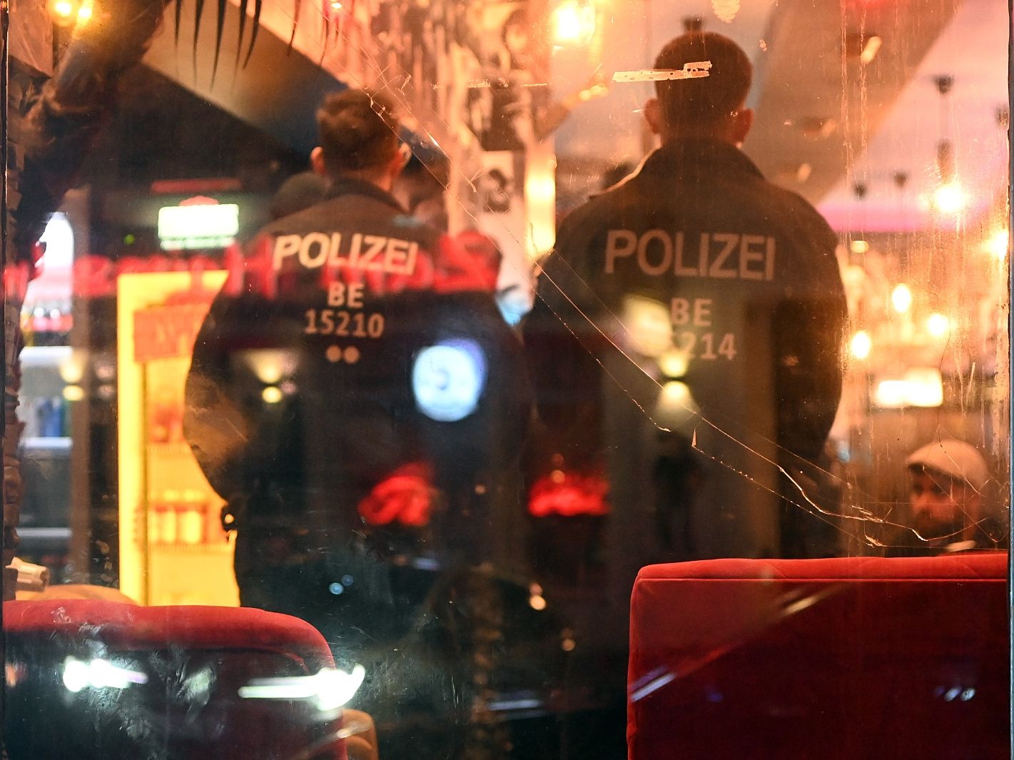 Pistole und Degen am BER und eine Backpfeife am Berliner Hauptbahnhof