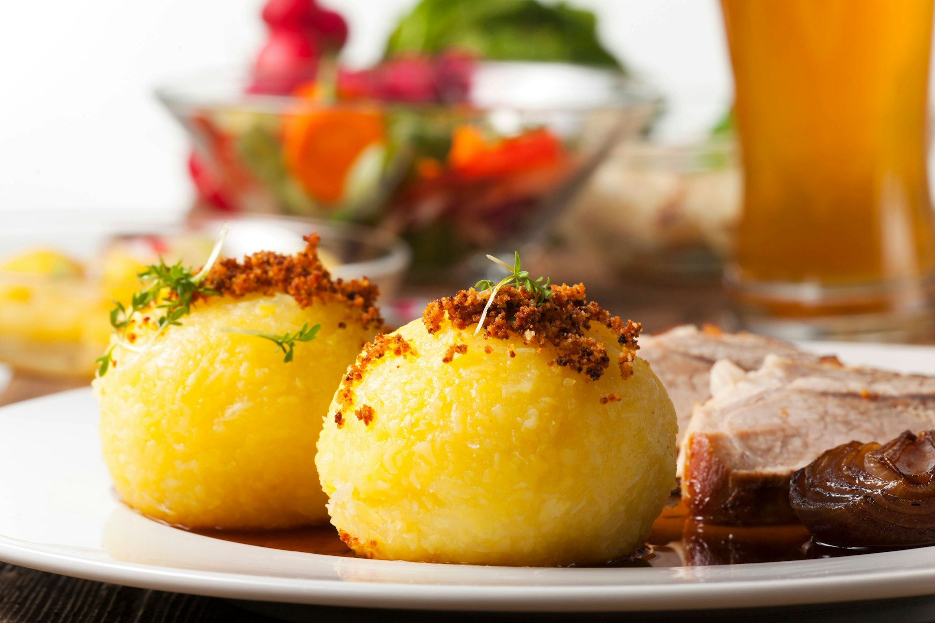 Leckere Kartoffelklöße sind die perfekte Beilage zum Festtagsbraten - in diesem Rezept zeigen wir, wie Sie sie ganz einfach selber herstellen.