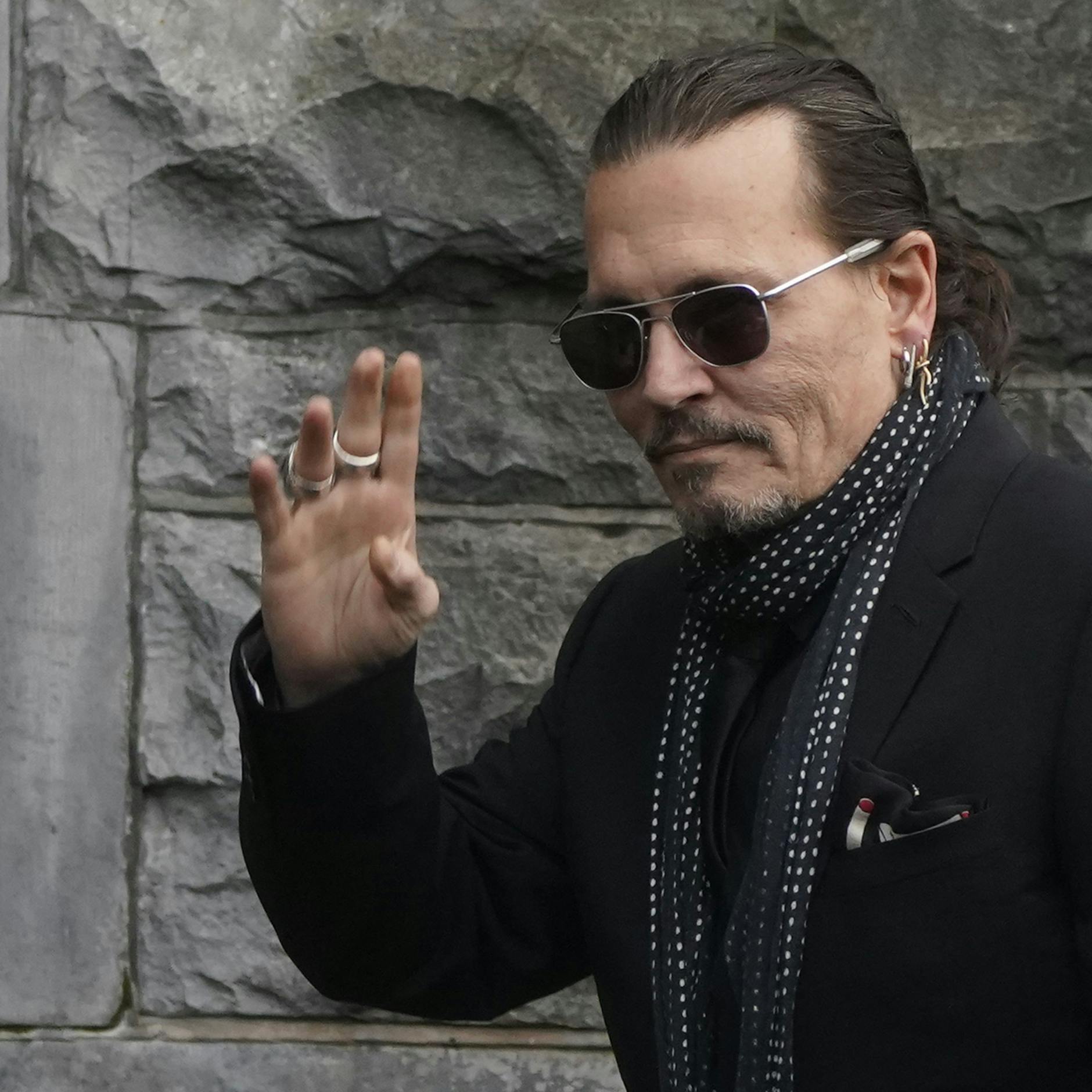 Hollywood-Star Johnny Depp kam zu der Trauerfeier für den verstorbenen Pogues-Sänger Shane MacGowan. 