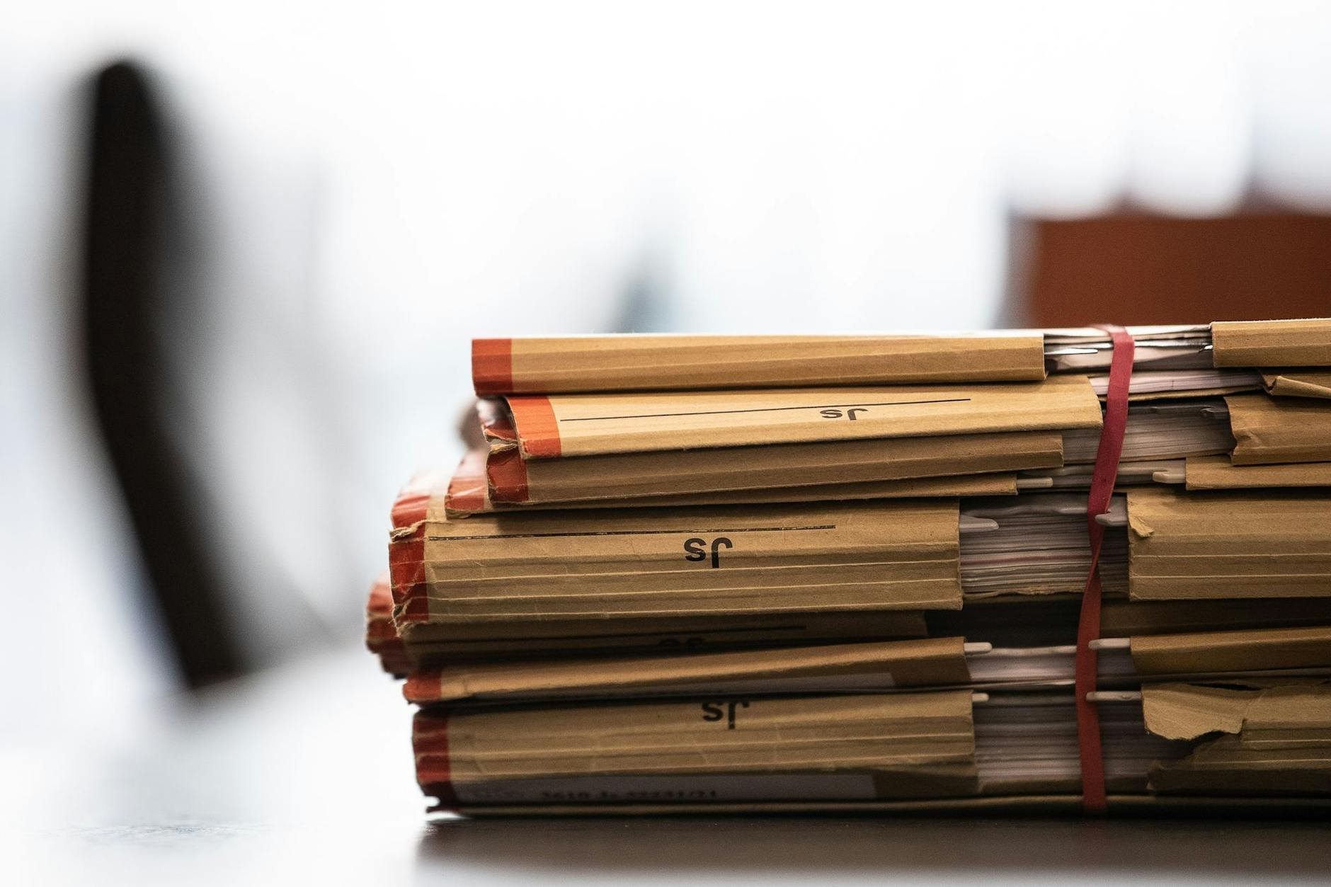 ARCHIV - Akten liegen vor einem Prozess in einem Landgericht auf dem Tisch.