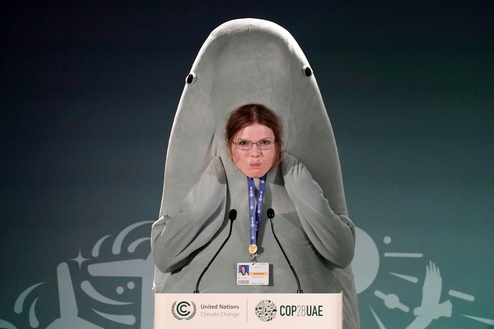 Protest, der Menschen zum Nachdenken bringt: die amerikanische Klimaaktivistin Alice McGown als Gabelschwanzseekuh bzw. Seeschwein auf der COP28 in Dubai.