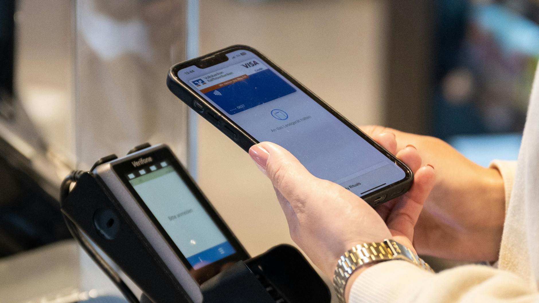 Kinderleicht kontaktlos: Mit dem Smartphone ist das Bezahlen an der Kasse mit bestimmten Apps schnell und einfach.