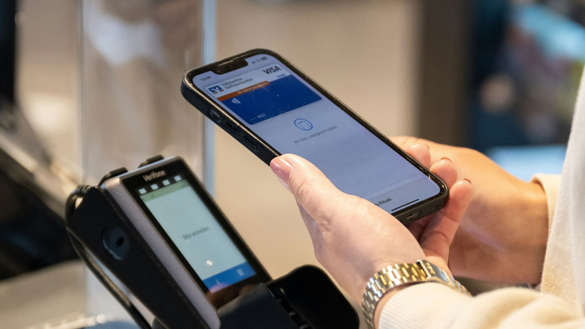 Kinderleicht kontaktlos: Mit dem Smartphone ist das Bezahlen an der Kasse mit bestimmten Apps schnell und einfach. 