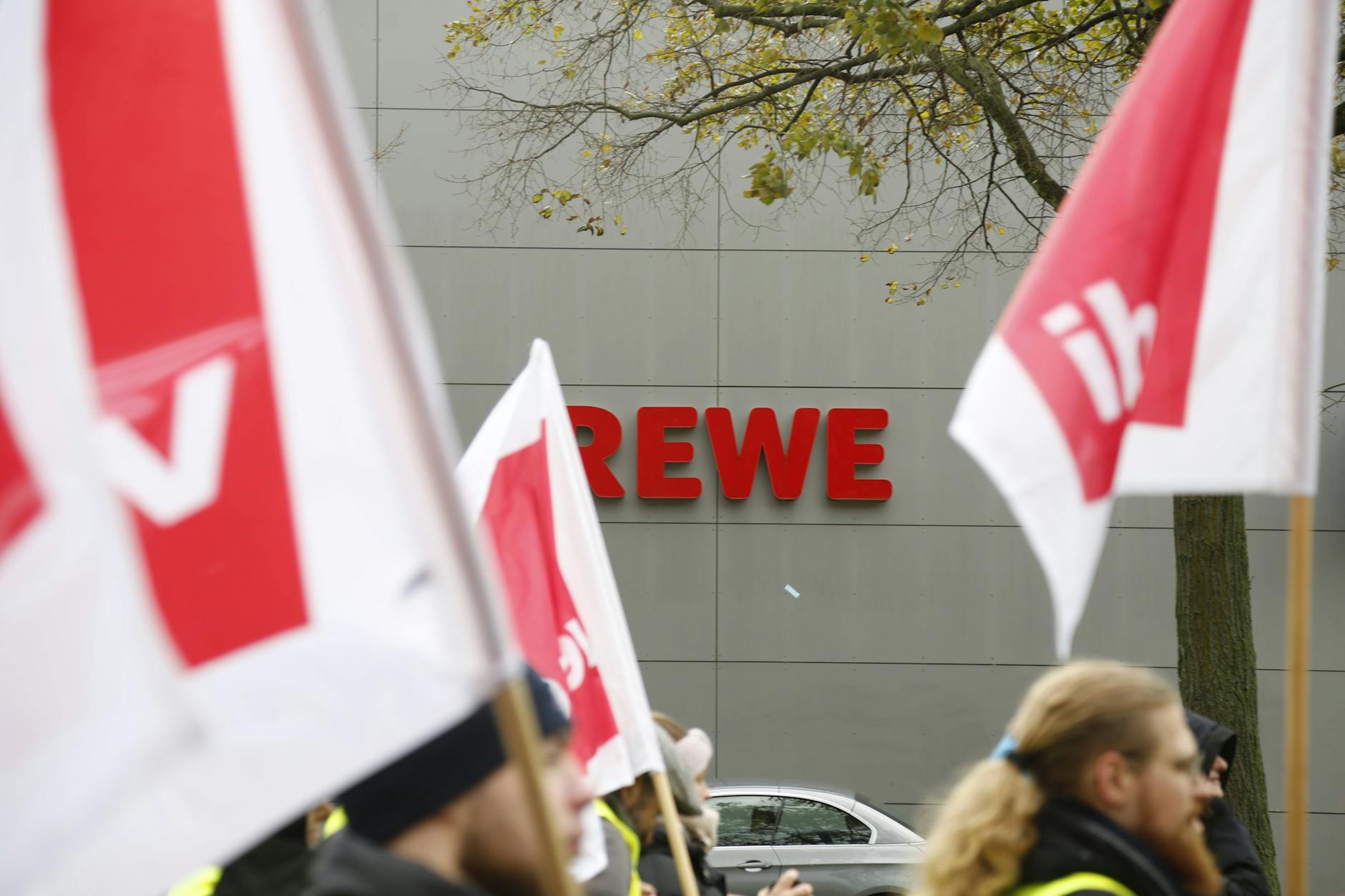 Warnstreik im Einzelhandel vor einer Rewe Filiale in Berlin Prenzlauer Berg. 