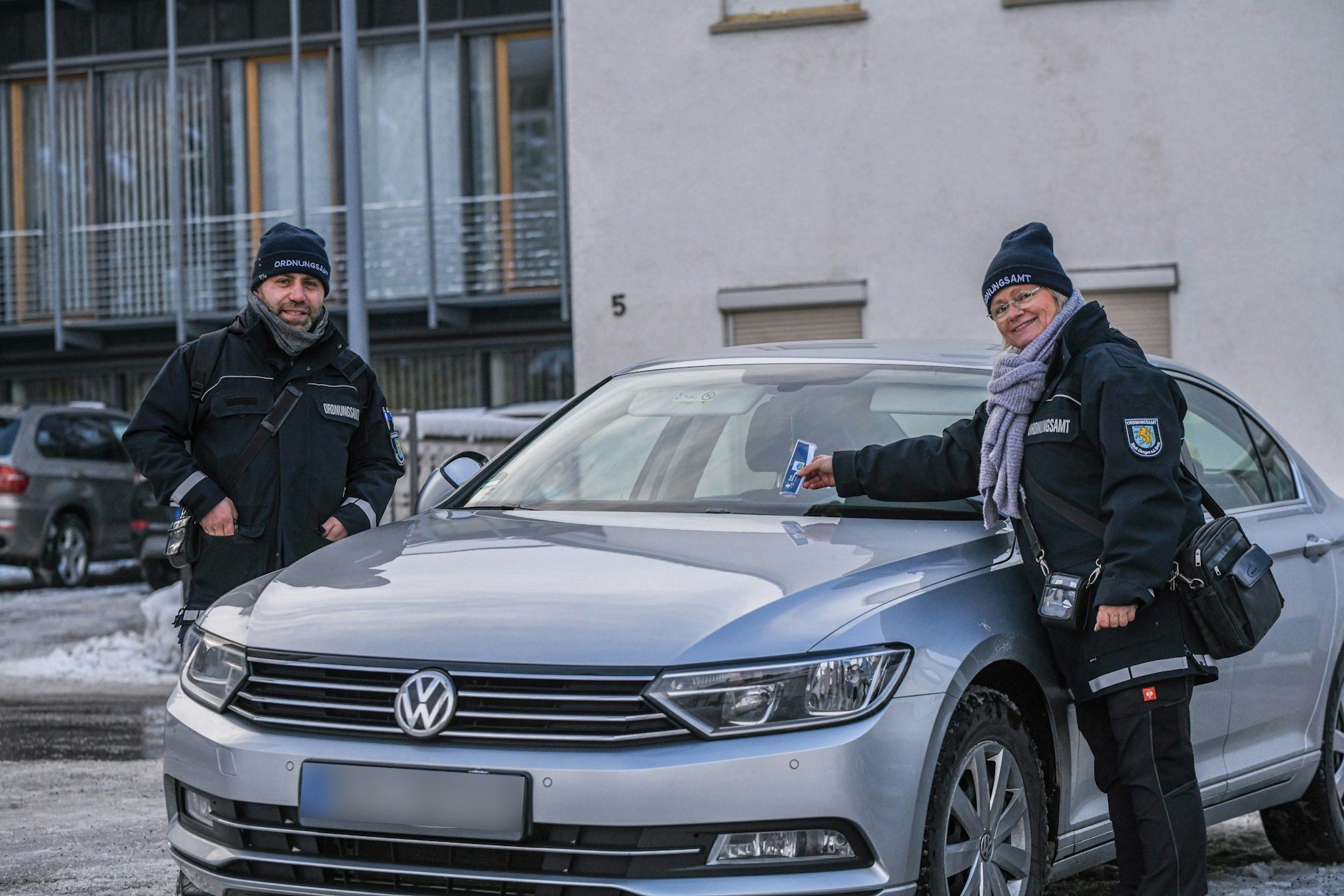 Wer im schwäbischen Giengen an der Brenz derzeit ordnungsgemäß parkt, hat Chancen auf ein besonderes Knöllchen. Das Ordnungsamt belohnt Richtigparker mit Schokolade. 