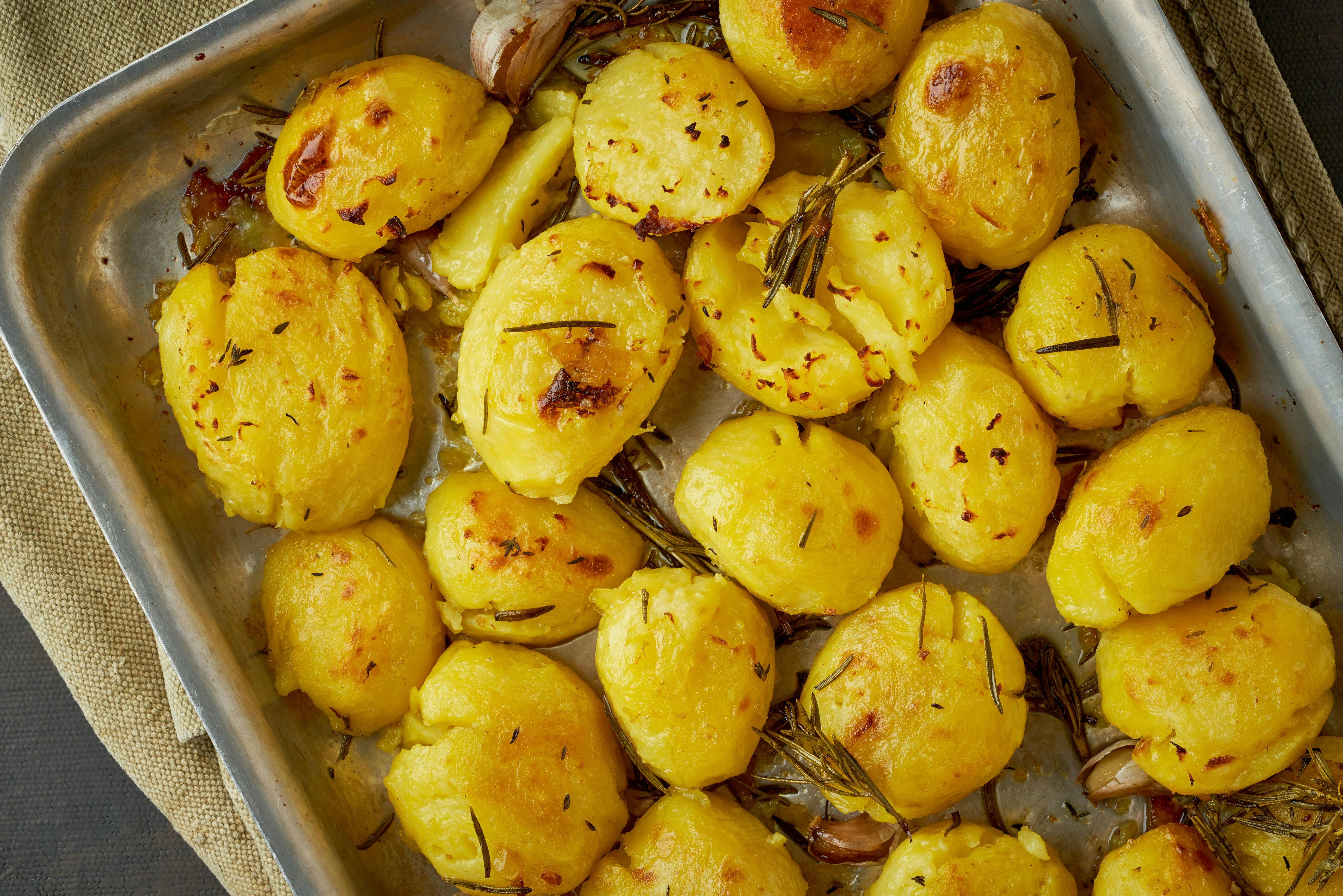 Rezept für schnelle Rosmarin-Kartoffeln mit Parmesan aus dem Ofen: So ...