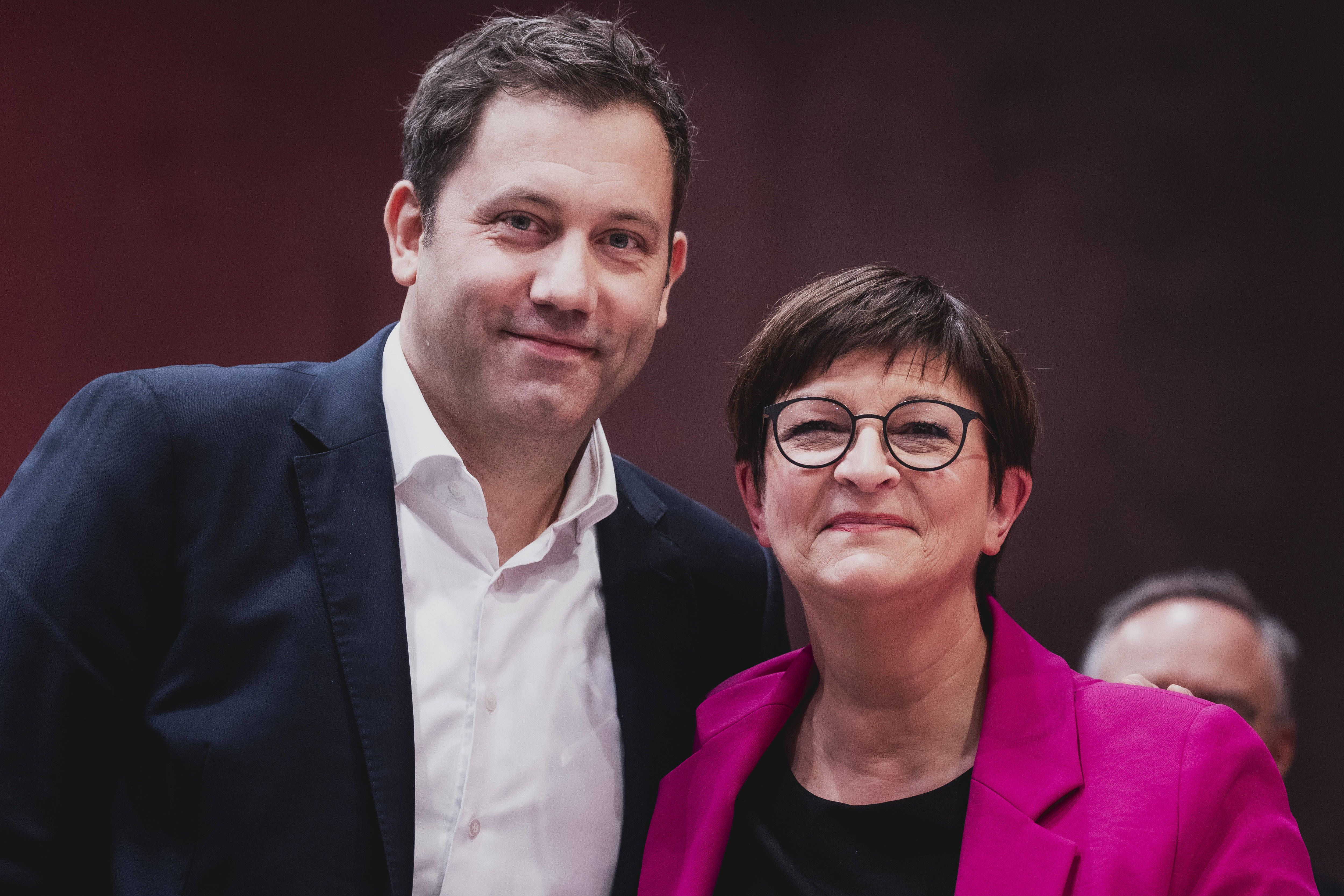 SPD-Parteitag: Die Genossen Setzen Weiter Auf Saskia Esken Und Lars ...