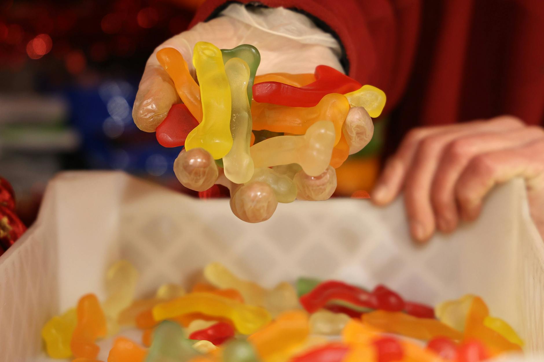 An einem Stand auf dem Weihnachtsmarkt in Erfurt gibt es unter anderem solche Fruchtgummi-Penisse - deshalb herrscht hier Ausweis-Pflicht!