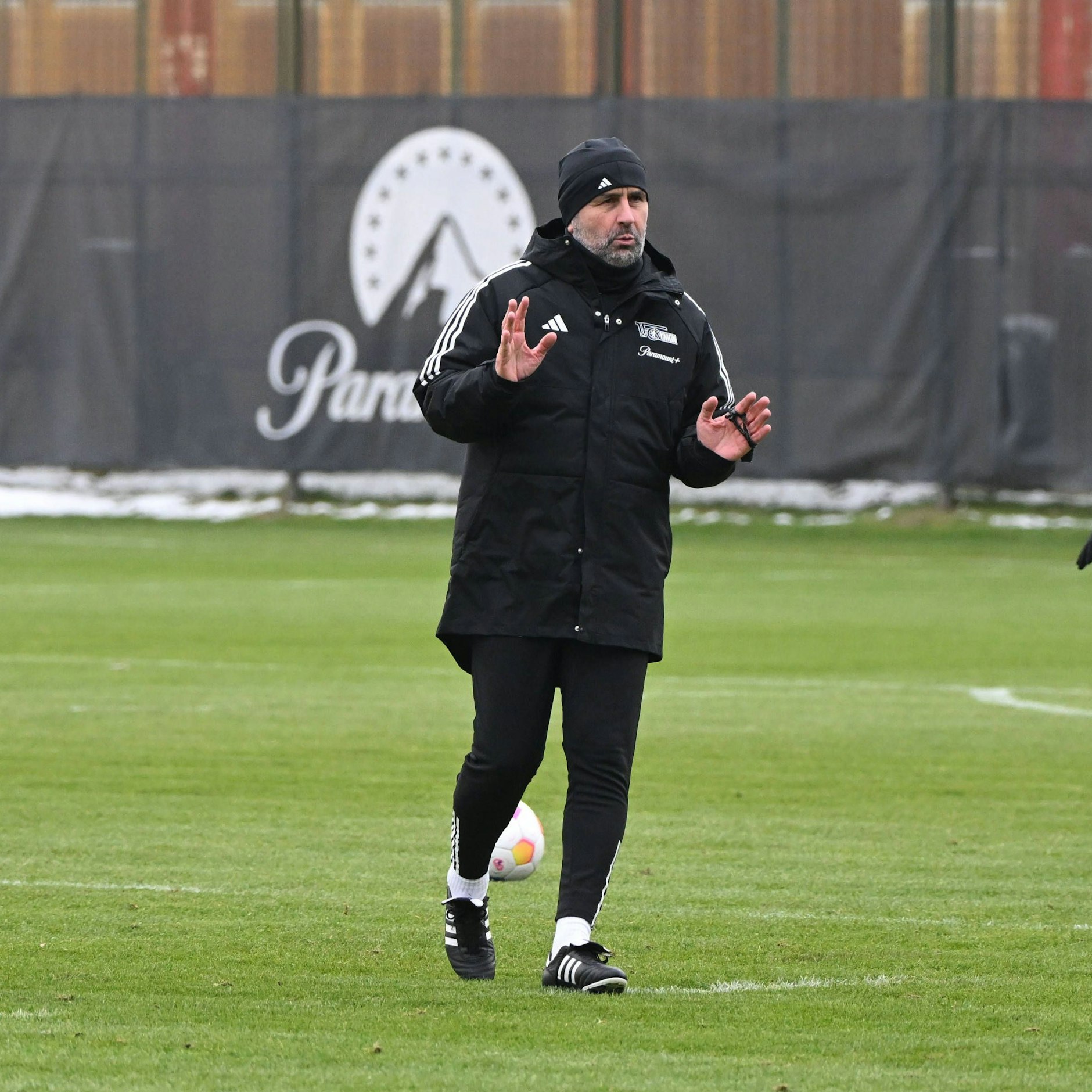 Coach Nenad Bjelica bei der Arbeit auf dem Trainingsplatz. Mit ruhiger Hand will er beim 1. FC Union die Wende schaffen.