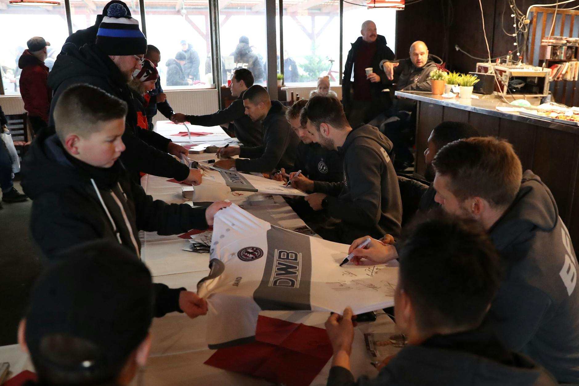 Im Vorjahr waren die Autogramme der BFC-Spieler auf dem Weihnachtsmarkt bei den Fans heiß begehrt.