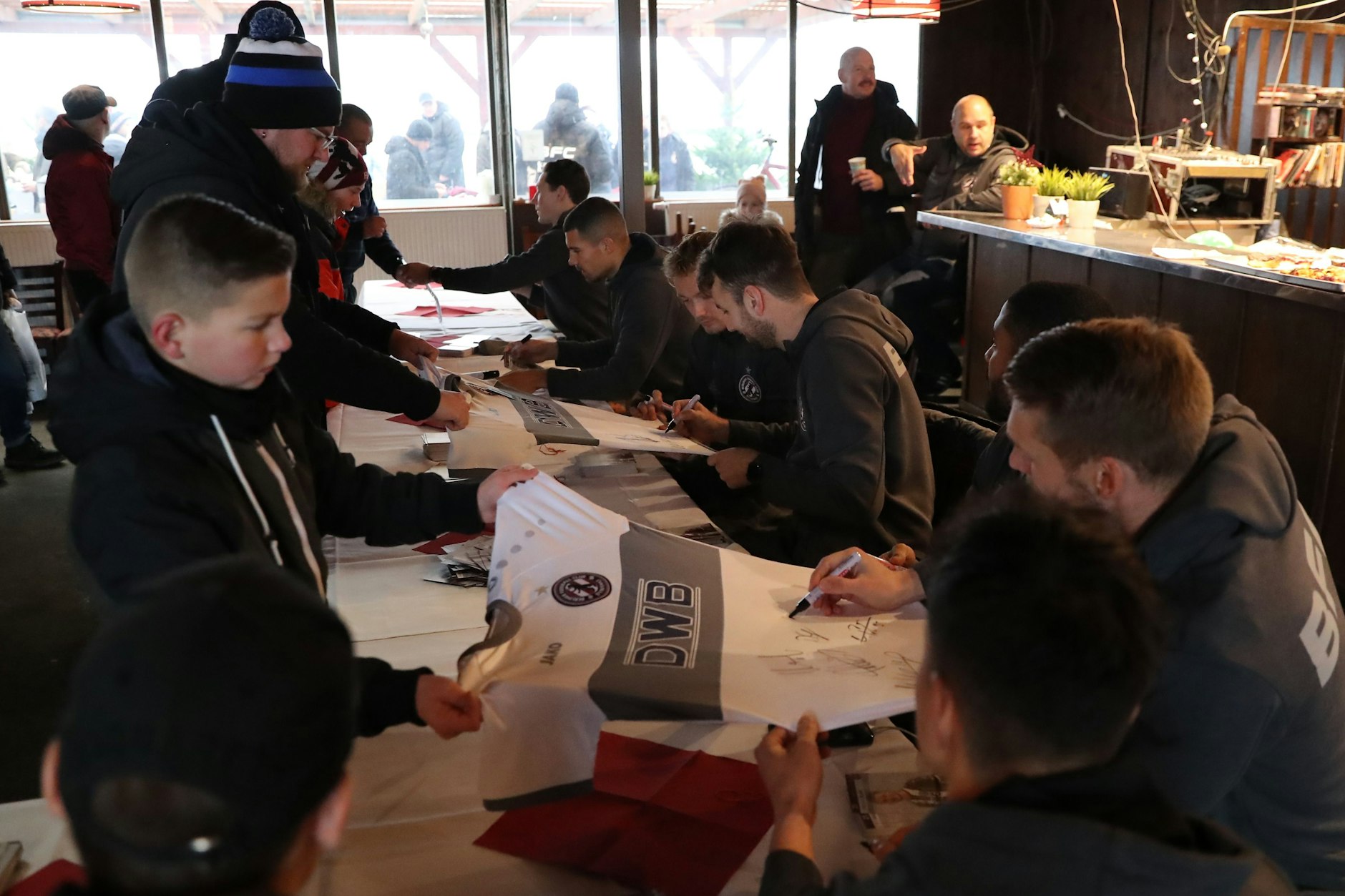 Im Vorjahr waren die Autogramme der BFC-Spieler auf dem Weihnachtsmarkt bei den Fans heiß begehrt.