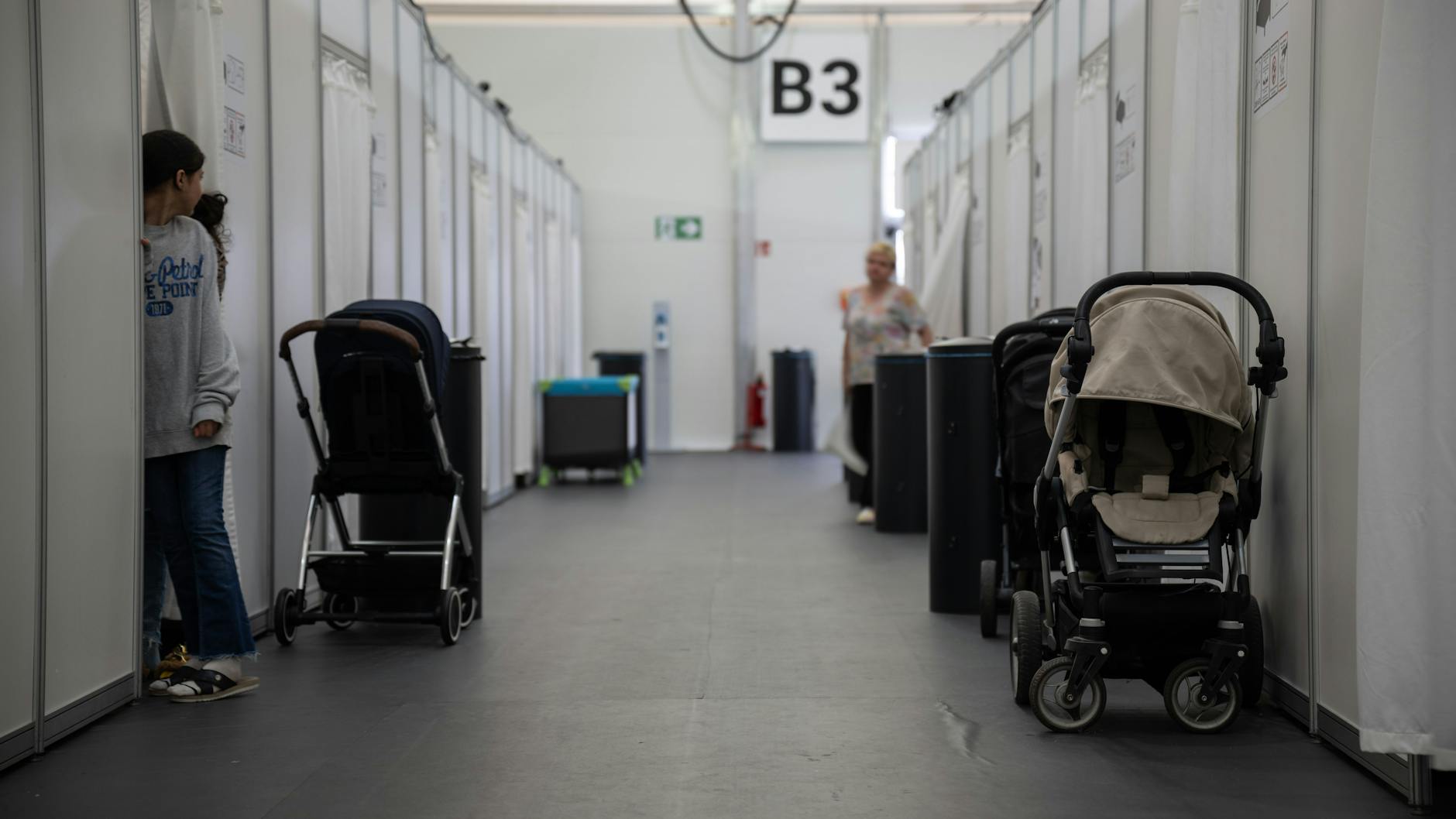 Blick entlang von Schlafquartieren in der Flüchtlingsunterkunft in Tegel