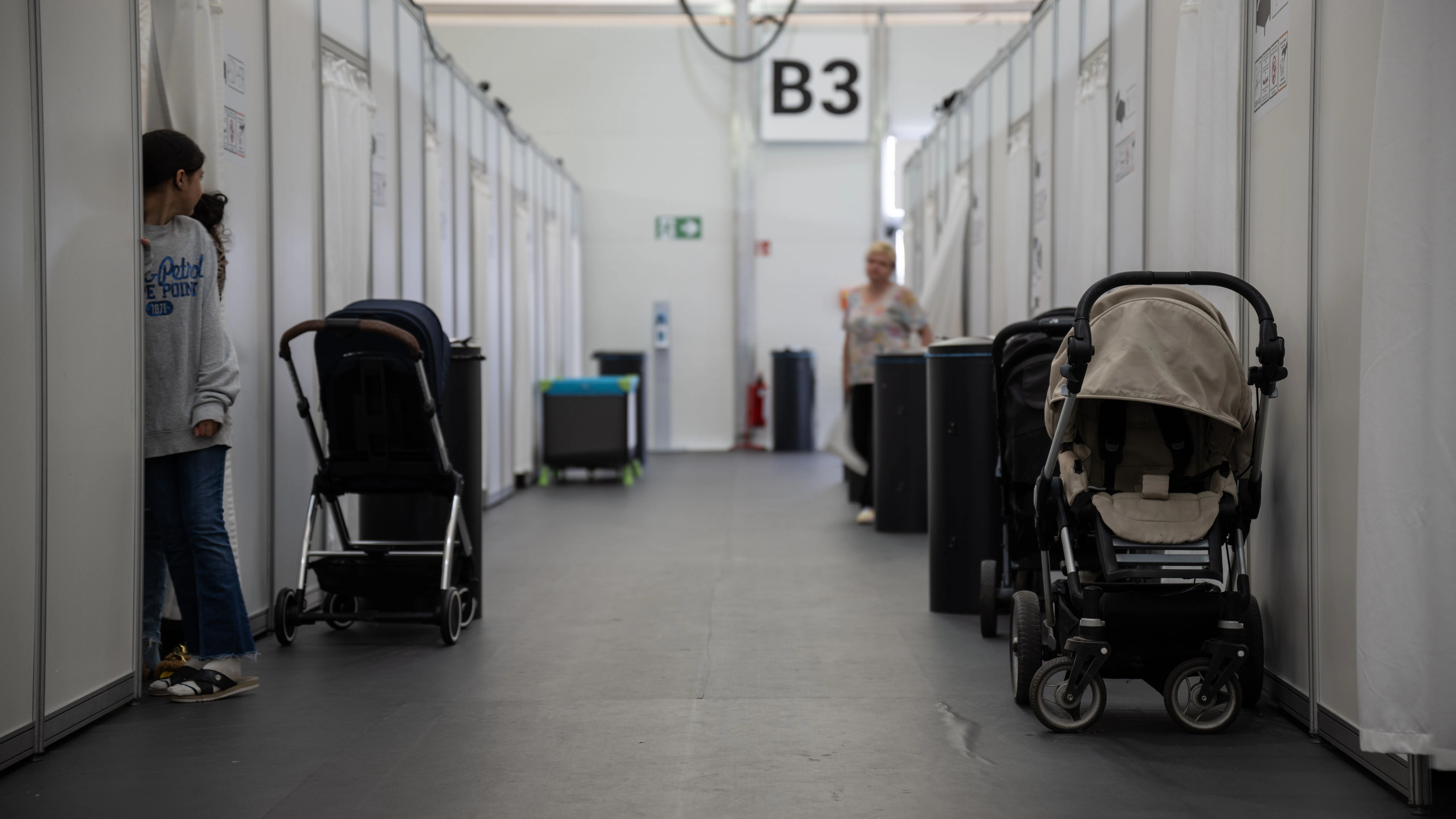 Blick entlang von Schlafquartieren in der Flüchtlingsunterkunft in Tegel