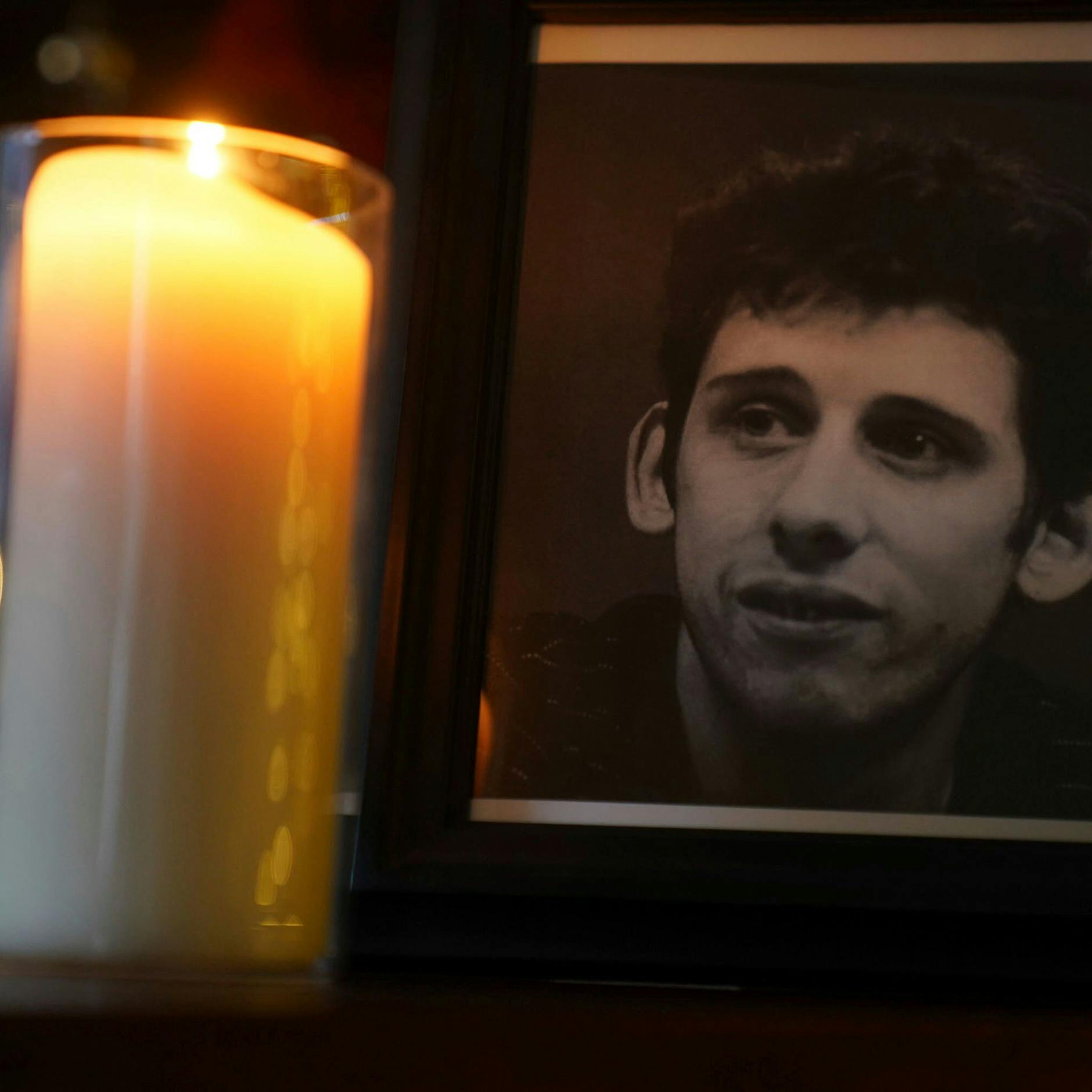 Eine Kerze brennt neben einer Fotografie des verstorbenen Pogues-Sängers Shane MacGowan in Dublin. 