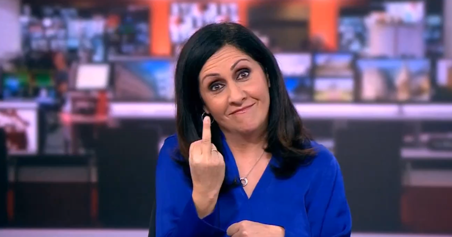 Live im TV: Moderatorin zeigt Millionen Zuschauern Mittelfinger