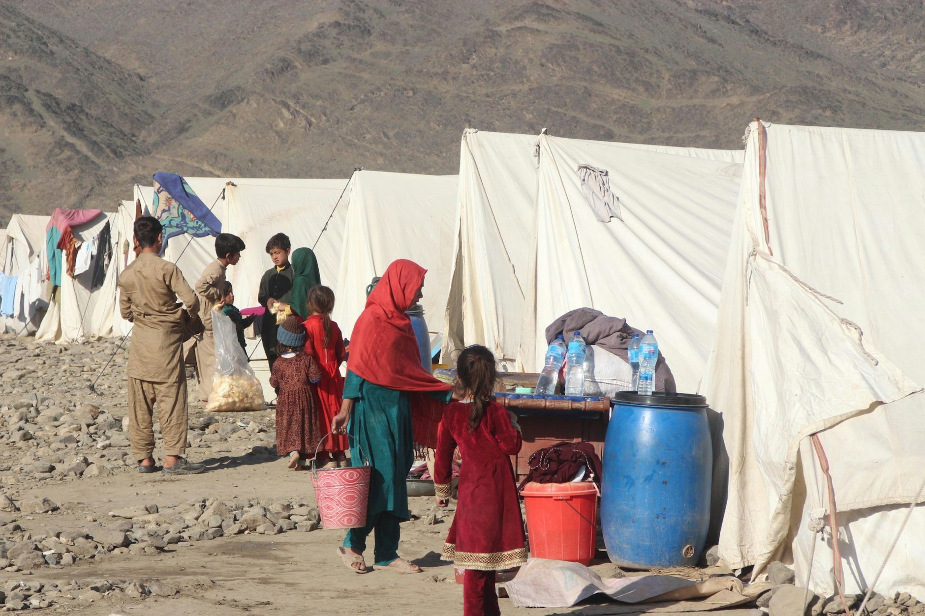 ARCHIV - Nach der Machtübernahme der Taliban waren Hunderttausende Afghaninnen und Afghanen nach Pakistan geflüchtet. Nun kehren viele wieder zurück, auch weil Pakistan Massenabschiebungen angekündigt hat.  