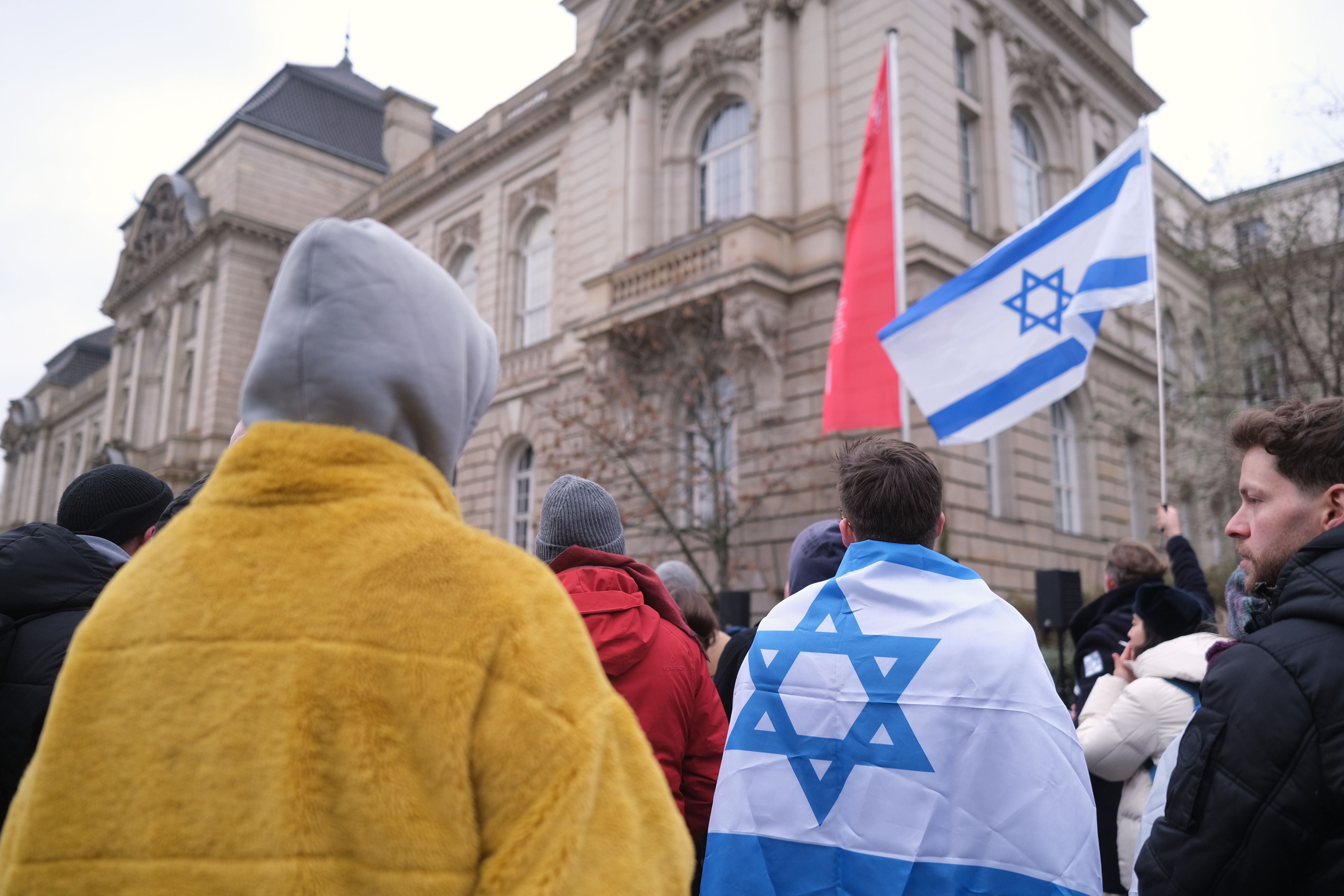 Fridays for Israel vor UdK: Prominente Redner, wenige Studenten und „Free Palestine“-Rufe