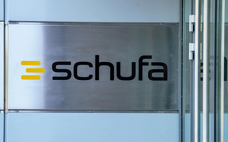ARCHIV - Die Schufa liefert ihren Vertragspartnern bei berechtigtem Interesse eine Einschätzung zur Bonität von Verbrauchern.  