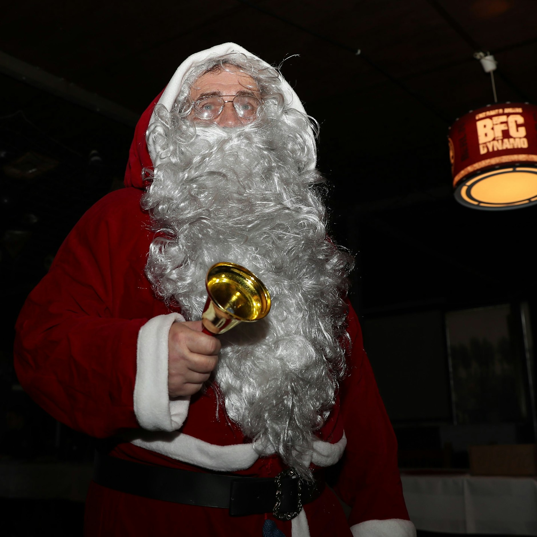 Na klar, beim BFC Dynamo kommt auch der Weihnachtsmann wieder in Weinrot daher.
