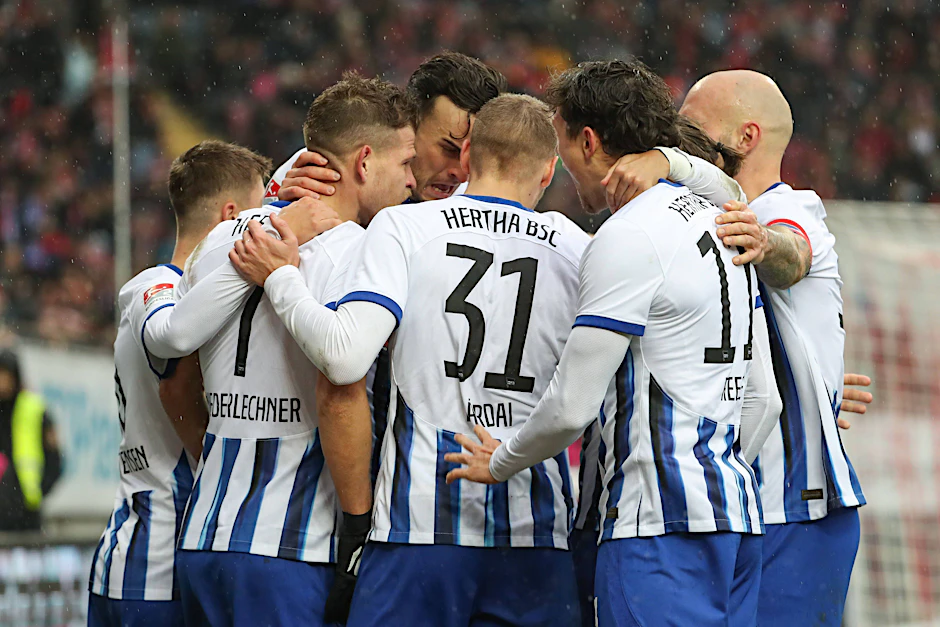 Die Profis von Hertha BSC jubeln auf dem Betzenberg.