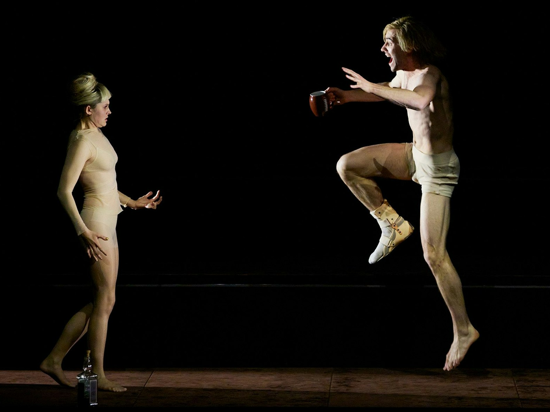 Margaret (Lorena Handschin) und Brick (Jeremy Mockridge) in „Die Katze auf dem heißen Blechdach“ im Deutschen Theater.