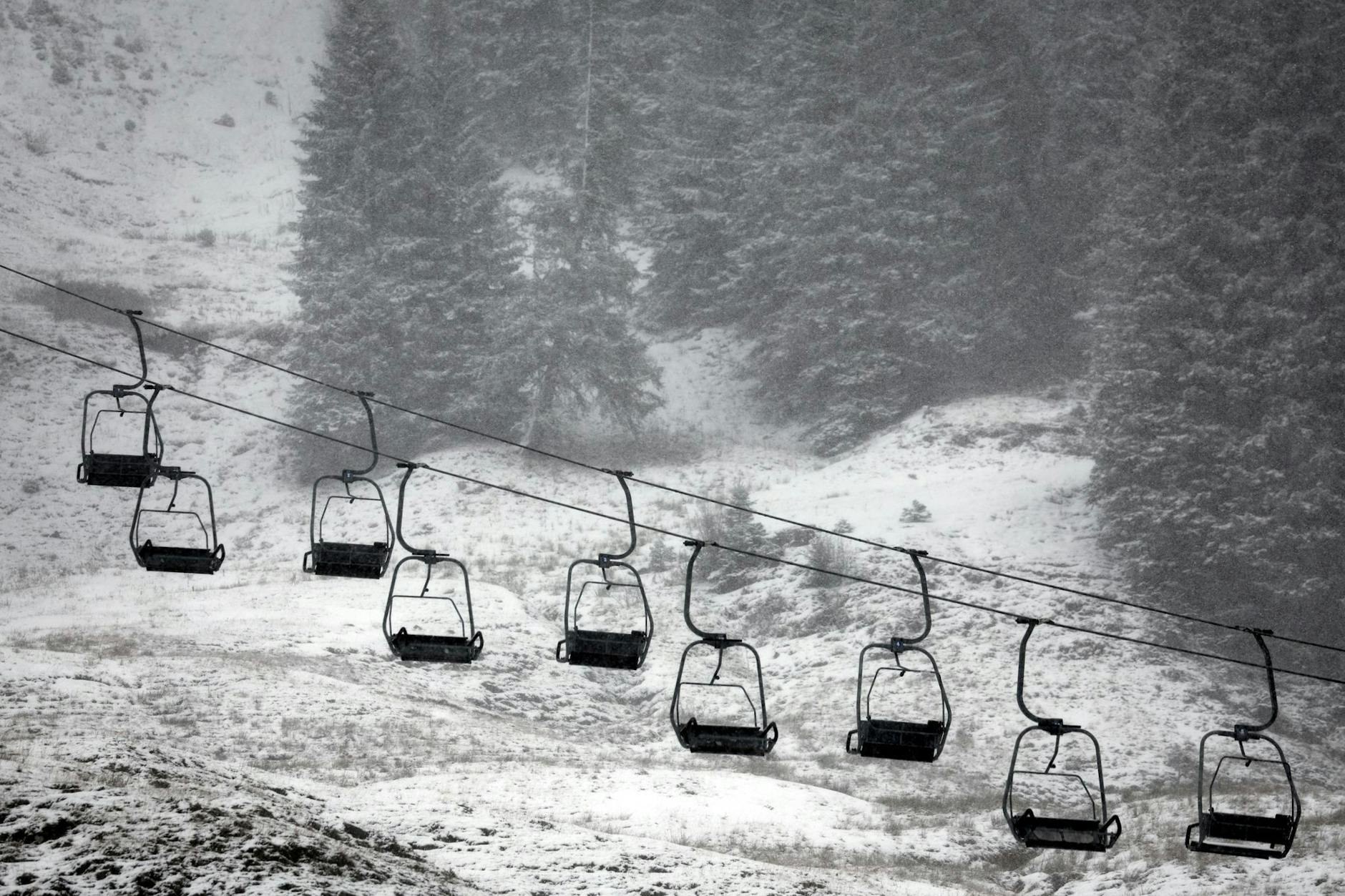 Aus solch einem Sessellift sind in Schwendau im Zillertal (Tirol) Mutter und Sohn (11) abgestürzt.