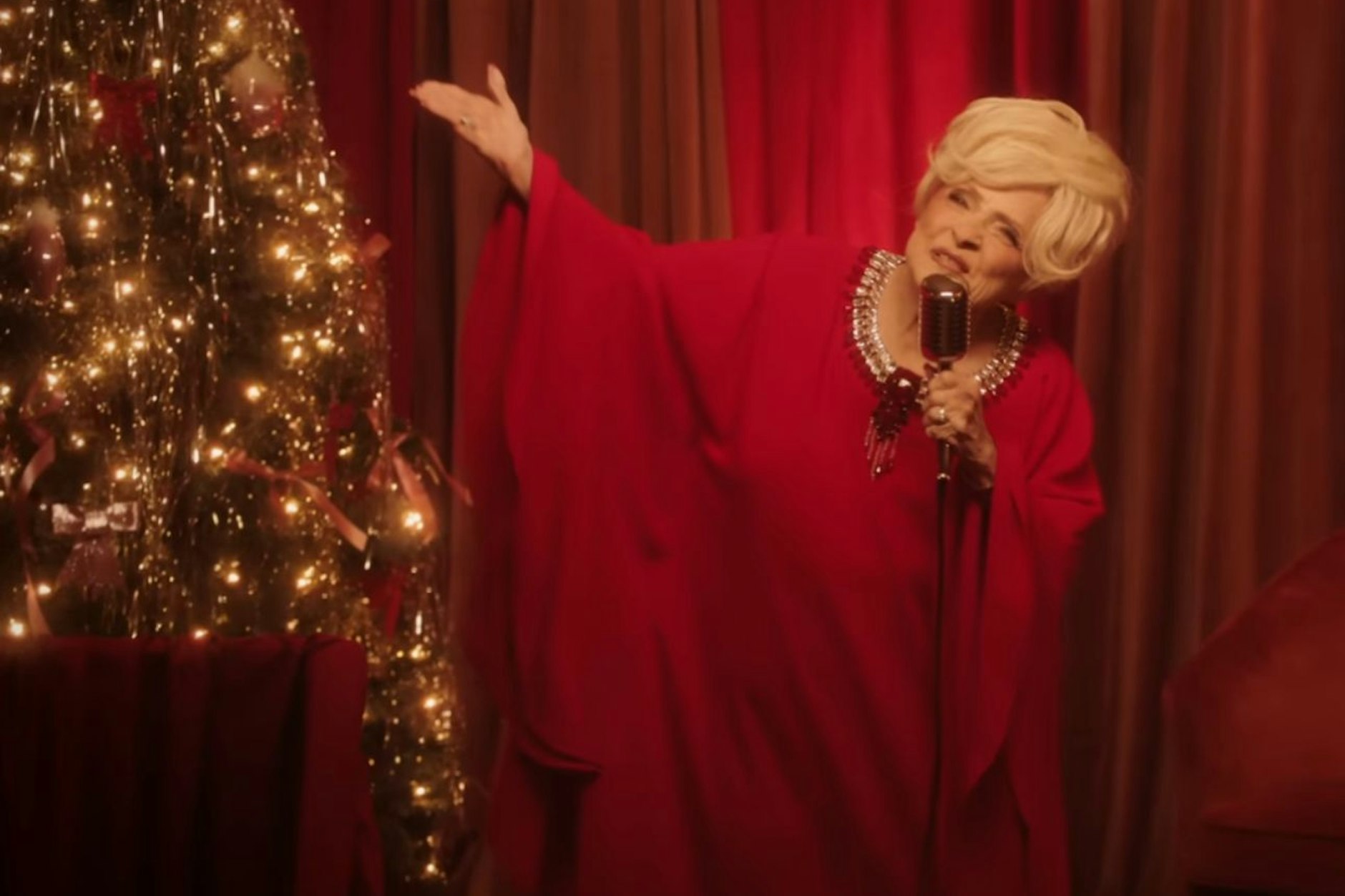 Brenda Lee im neuen Video zu ihrem Hit „Rockin' Around the Christmas Tree“.