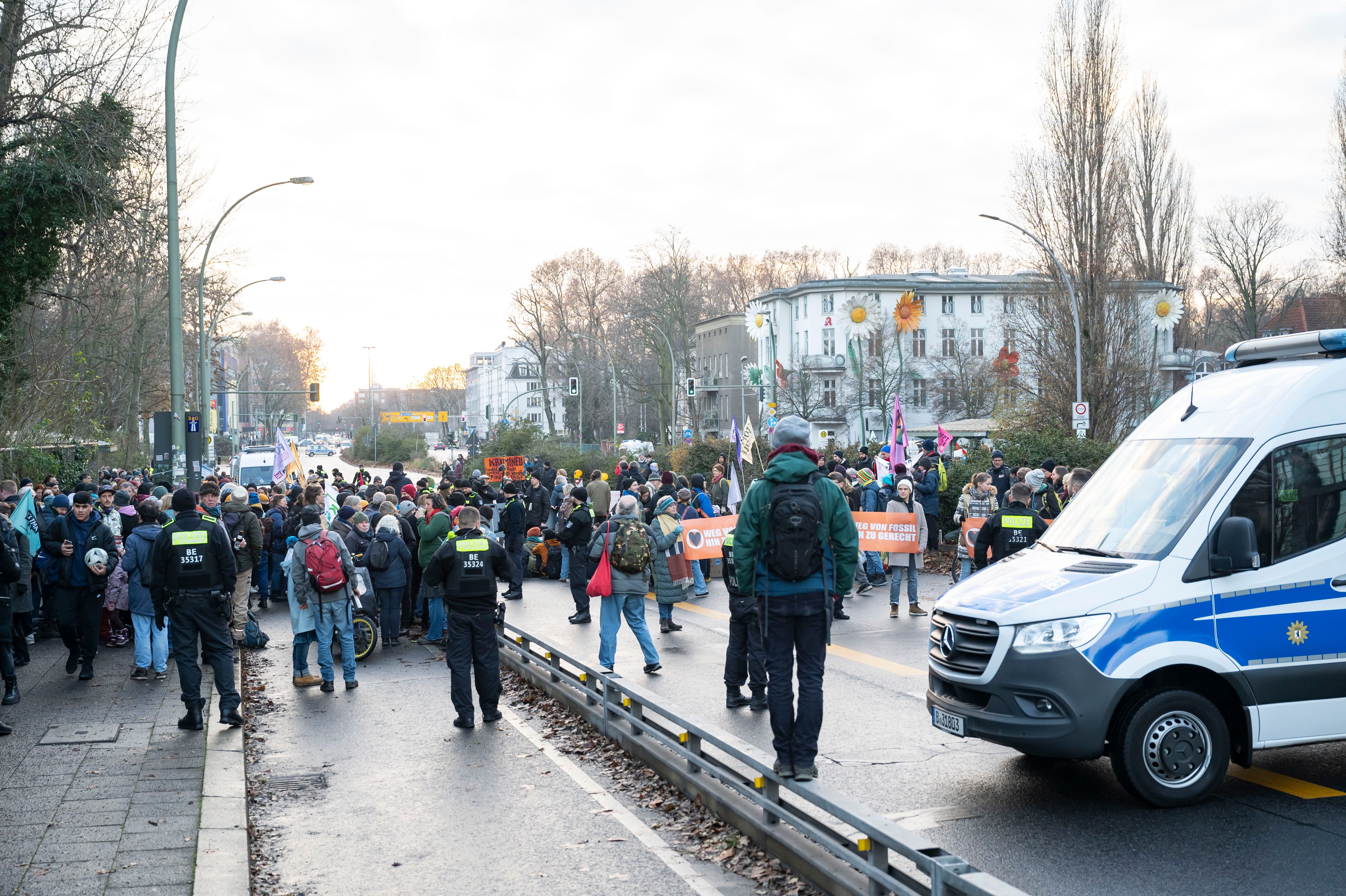Image - Berliner Elsenbrücke von Umweltaktivisten blockiert