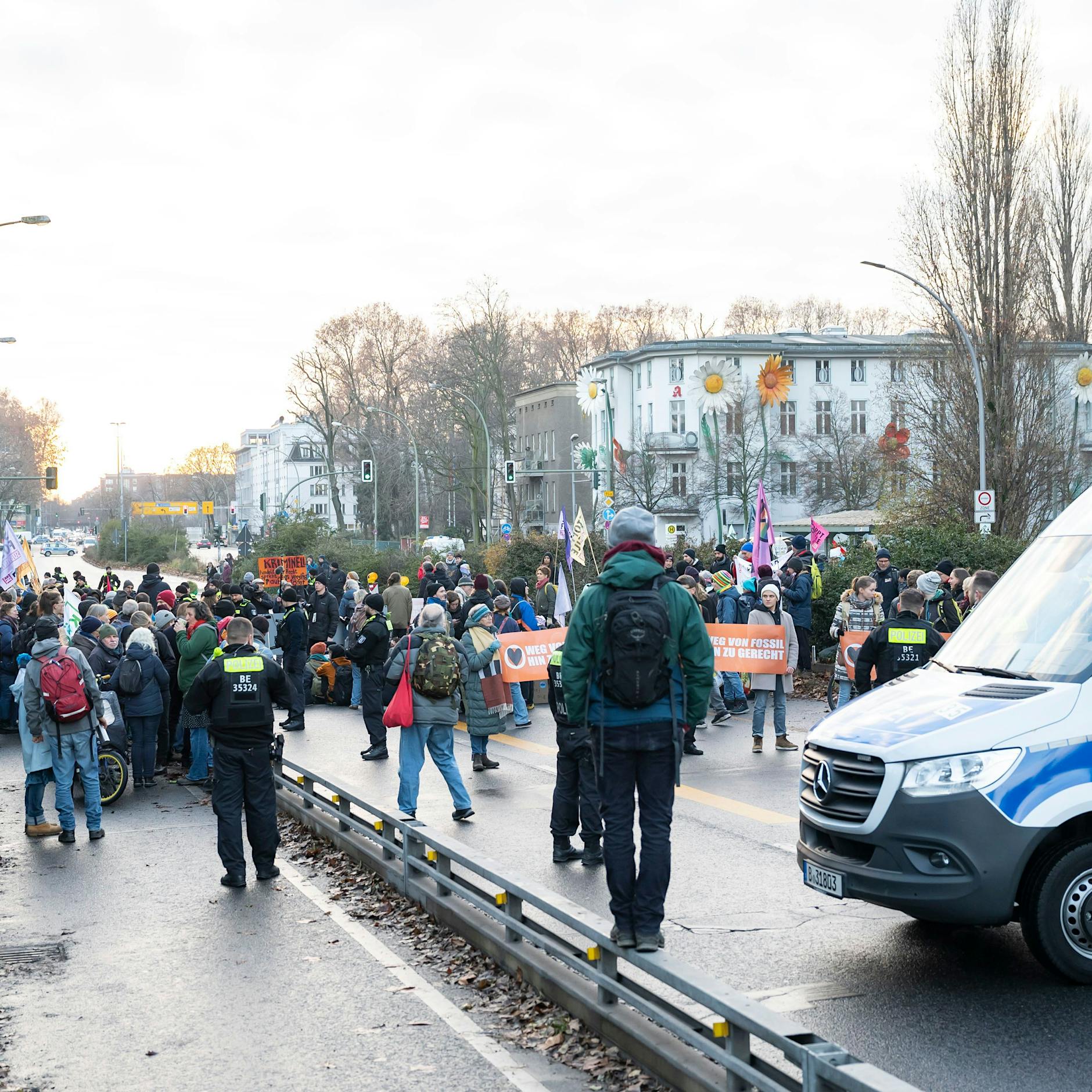 Berliner Elsenbrücke von Umweltaktivisten blockiert