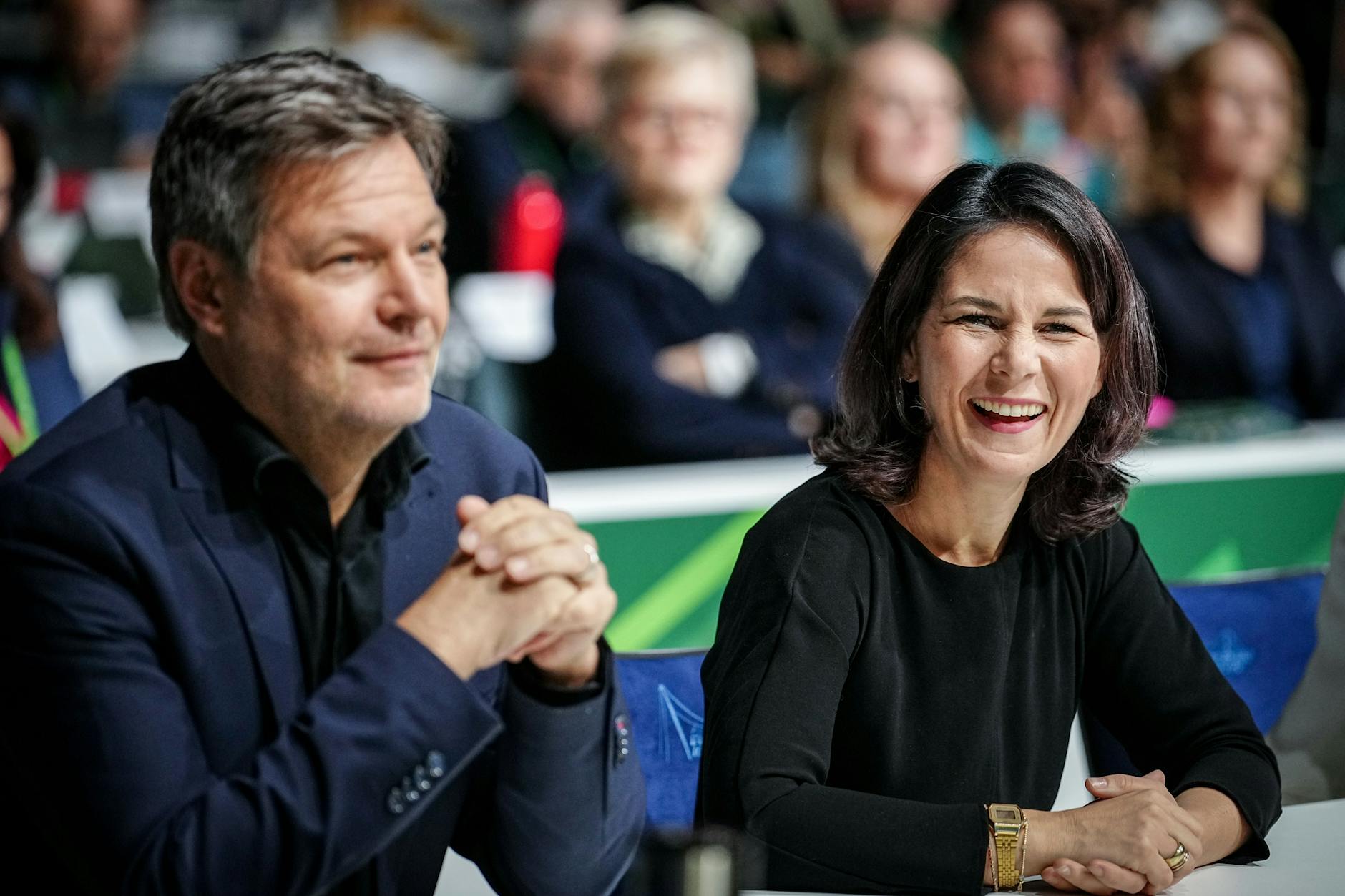 Robert Habeck (Bündnis 90/Die Grünen), Bundesminister für Wirtschaft und Klimaschutz, und Annalena Baerbock (Bündnis 90/Die Grünen), Außenministerin, nehmen am Bundesparteitag von Bündnis 90/Die Grünen teil. Ein Bild vom 26. November 2023.