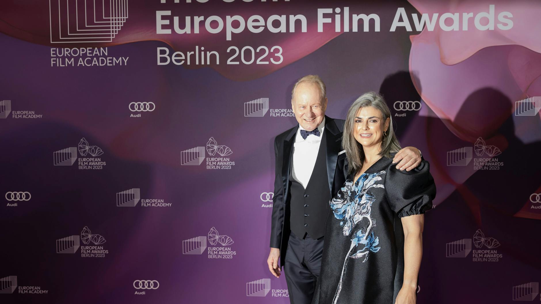 Berlin: Megastar Stellan Skarsgard kommt mit seiner Frau Megan Everett zur Verleihung des Europäischen Filmpreises. 