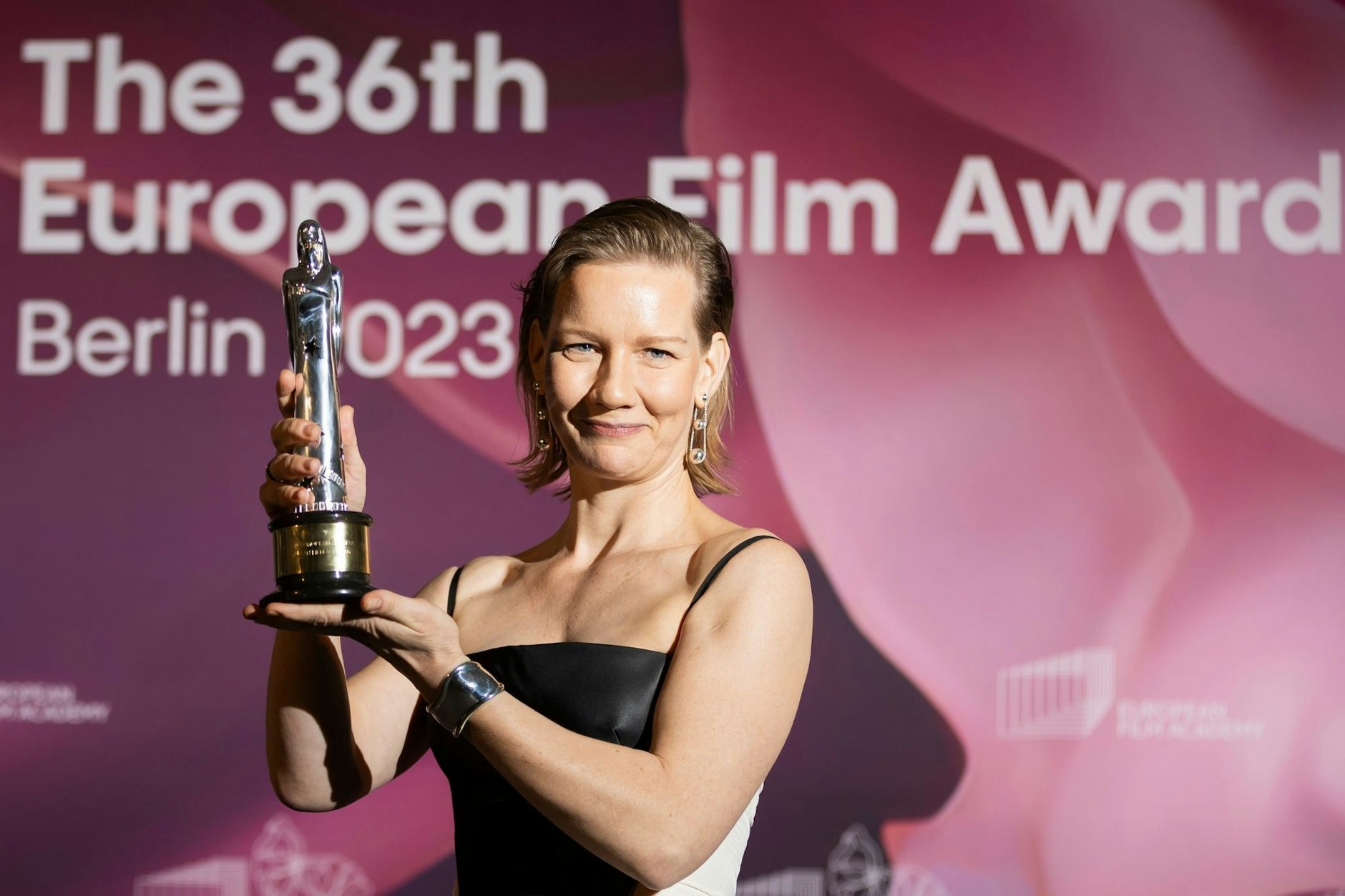 Sandra Hüller präsentiert ihre Auszeichnung als beste Schauspielerin beim Europäischen Filmpreis in Berlin.