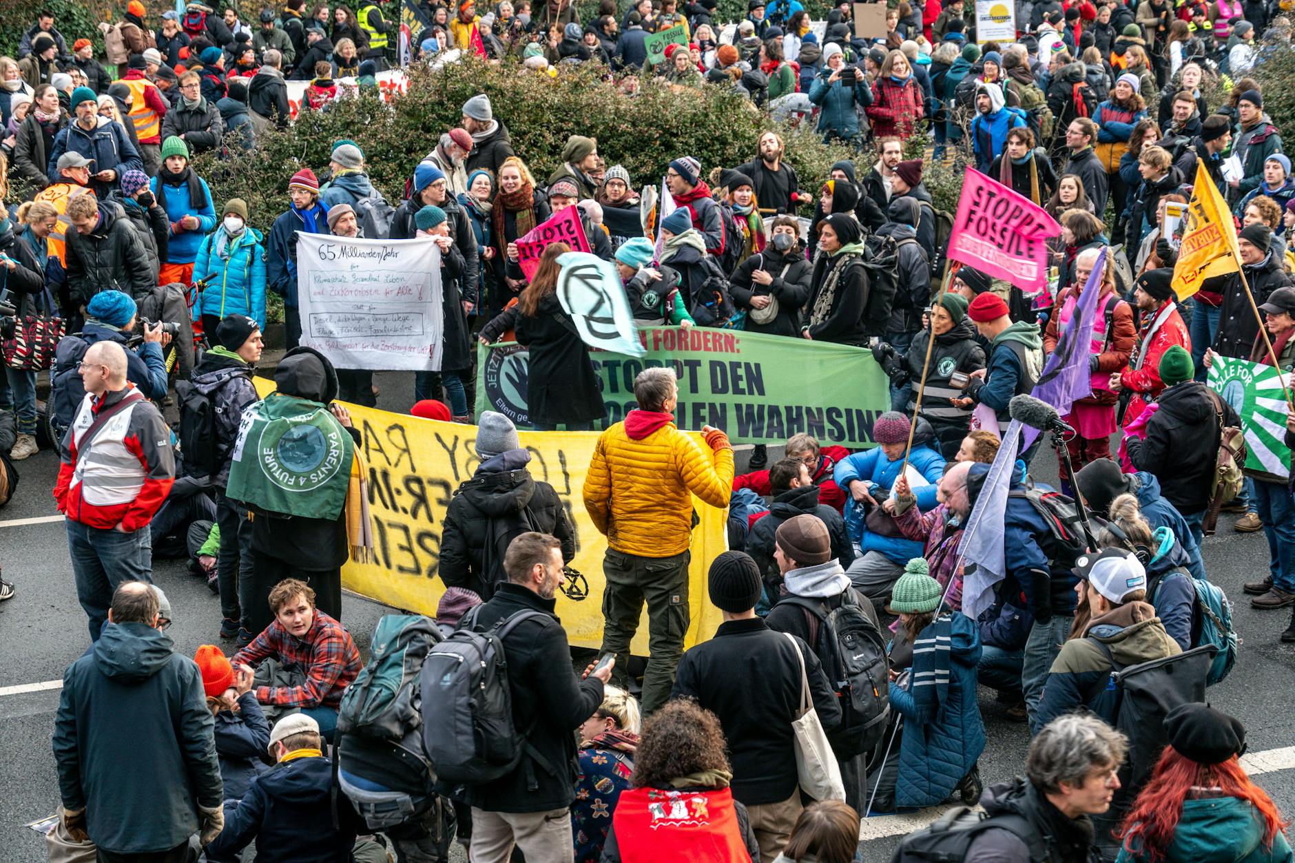 Blockade ohne Sekundenkleber: Das Bündnis blockierte die Elsenbrücke für etwa zwei Stunden.