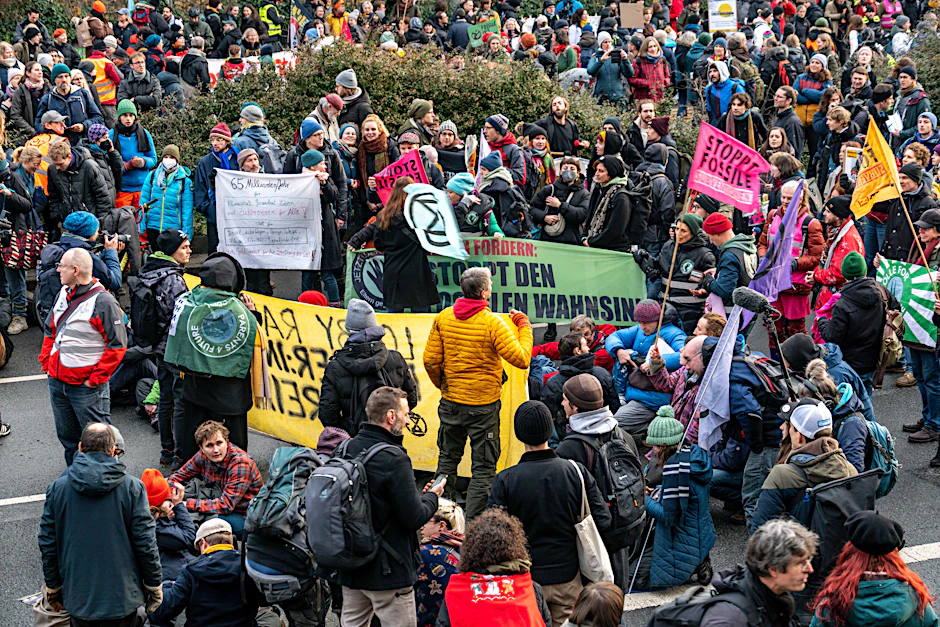 Blockade ohne Sekundenkleber: Das Bündnis blockierte die Elsenbrücke für etwa zwei Stunden.
