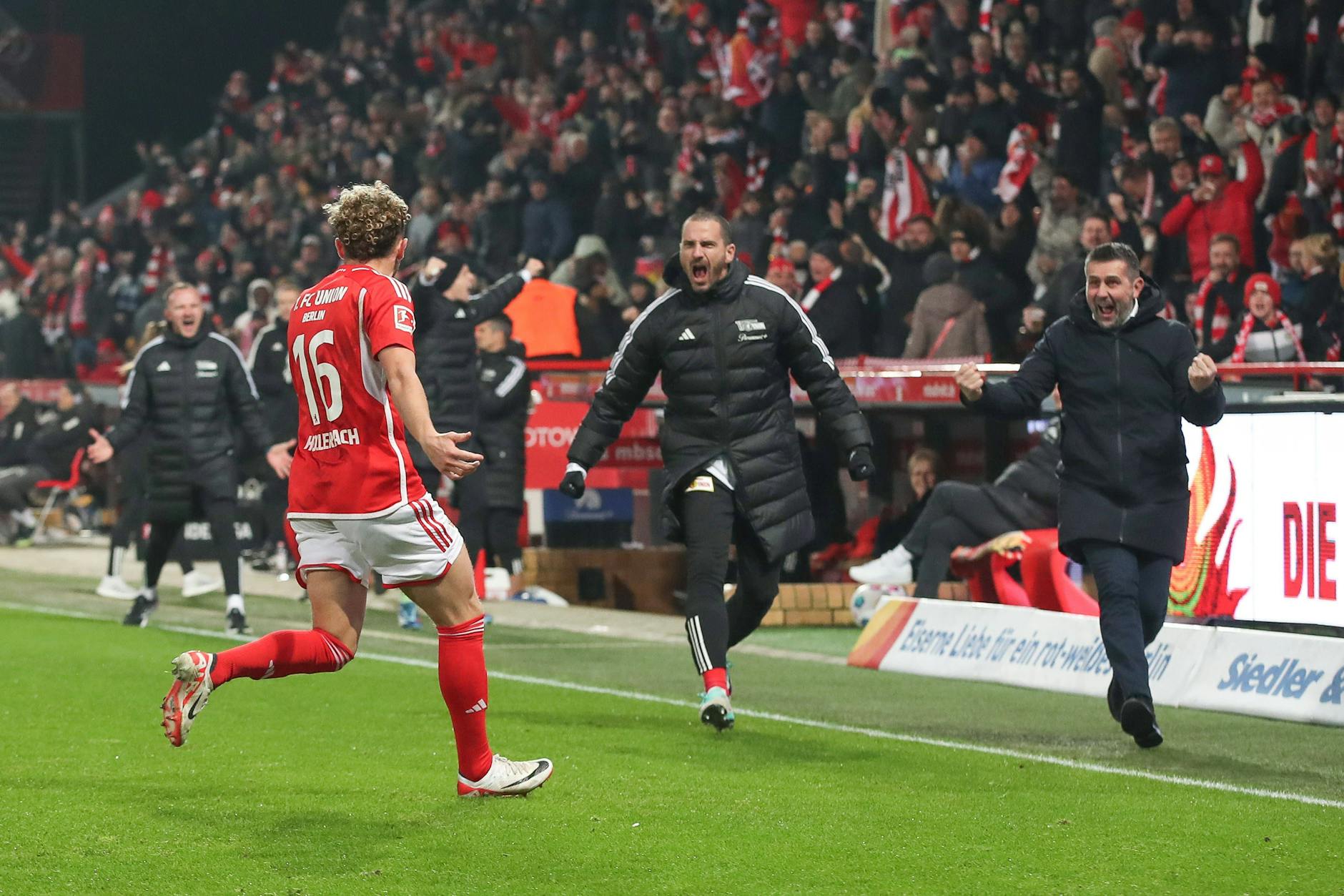 Union-Trainer Nenad Bjelica sprintete nach dem zwischenzeitlichen 2:0 gegen Gladbach auf Torschütze Benedict Hollerbach zu und blickte danach auf das Duell mit Real Madrid.