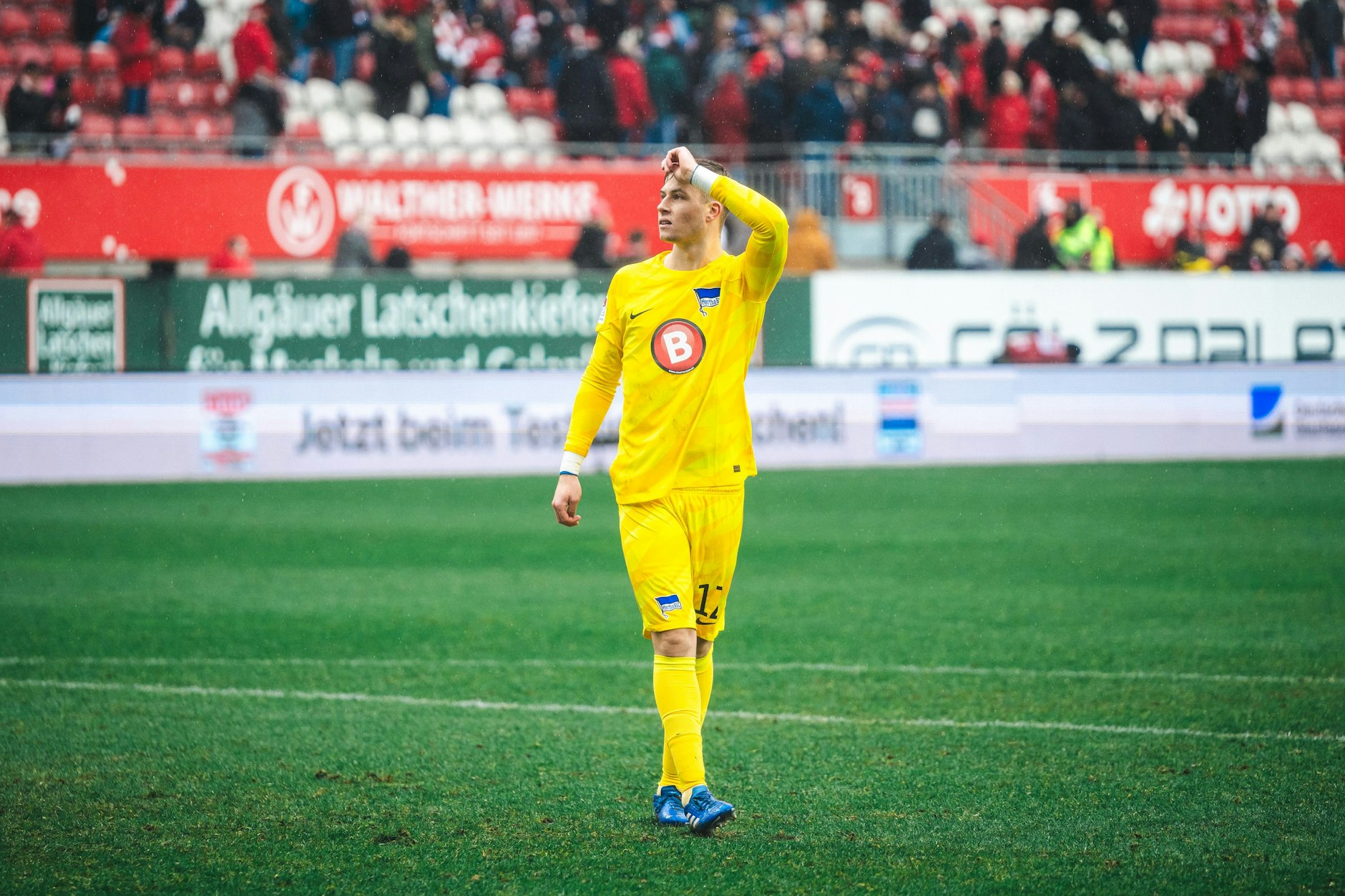 Herthas Torwart Tjark Ernst bestaunt die Kulisse auf dem Betzenberg in Kaiserslautern. Das hatte einen Grund.