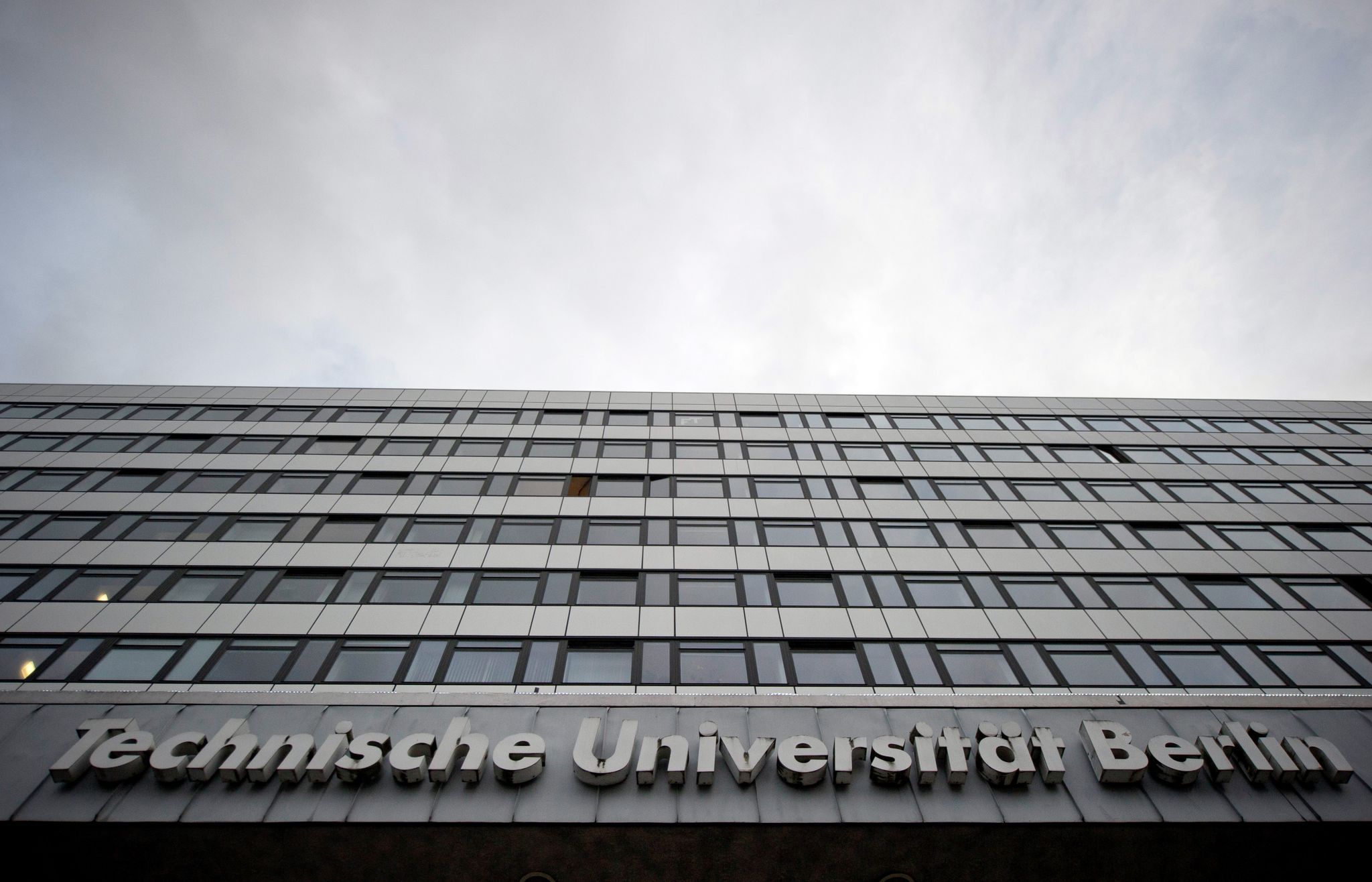 TU Berlin: Fahrstuhl bleibt stecken, drei Menschen gefangen