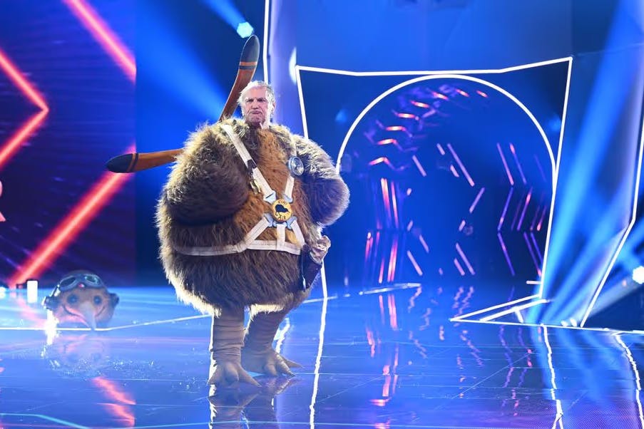 Enttarnt, aber keine so große Überraschung mehr - Uwe Ochsenknecht steckte unter der Maske vom Kiwi. 