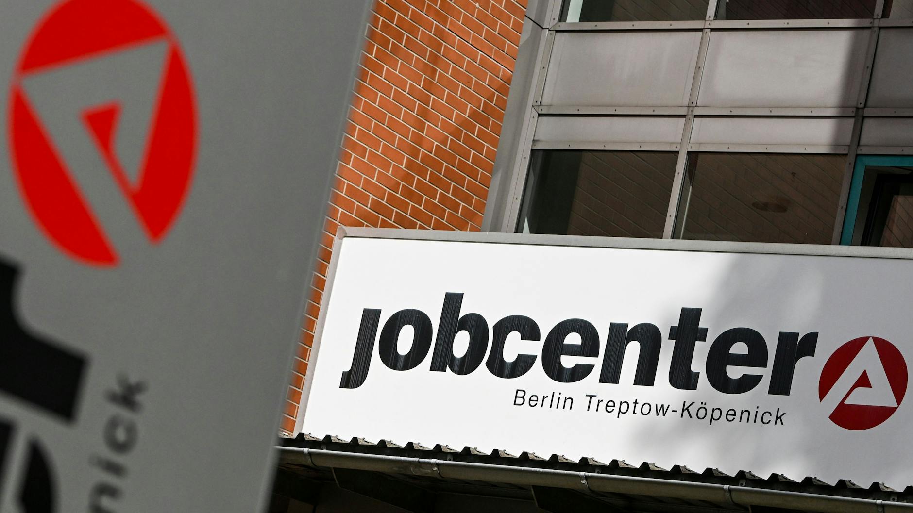 Die Mühlen des Jobcenters mahlen bei der Wohnungsvermittlung für Obdachlose oft zu langsam, bedauern Hilfsorganisationen.