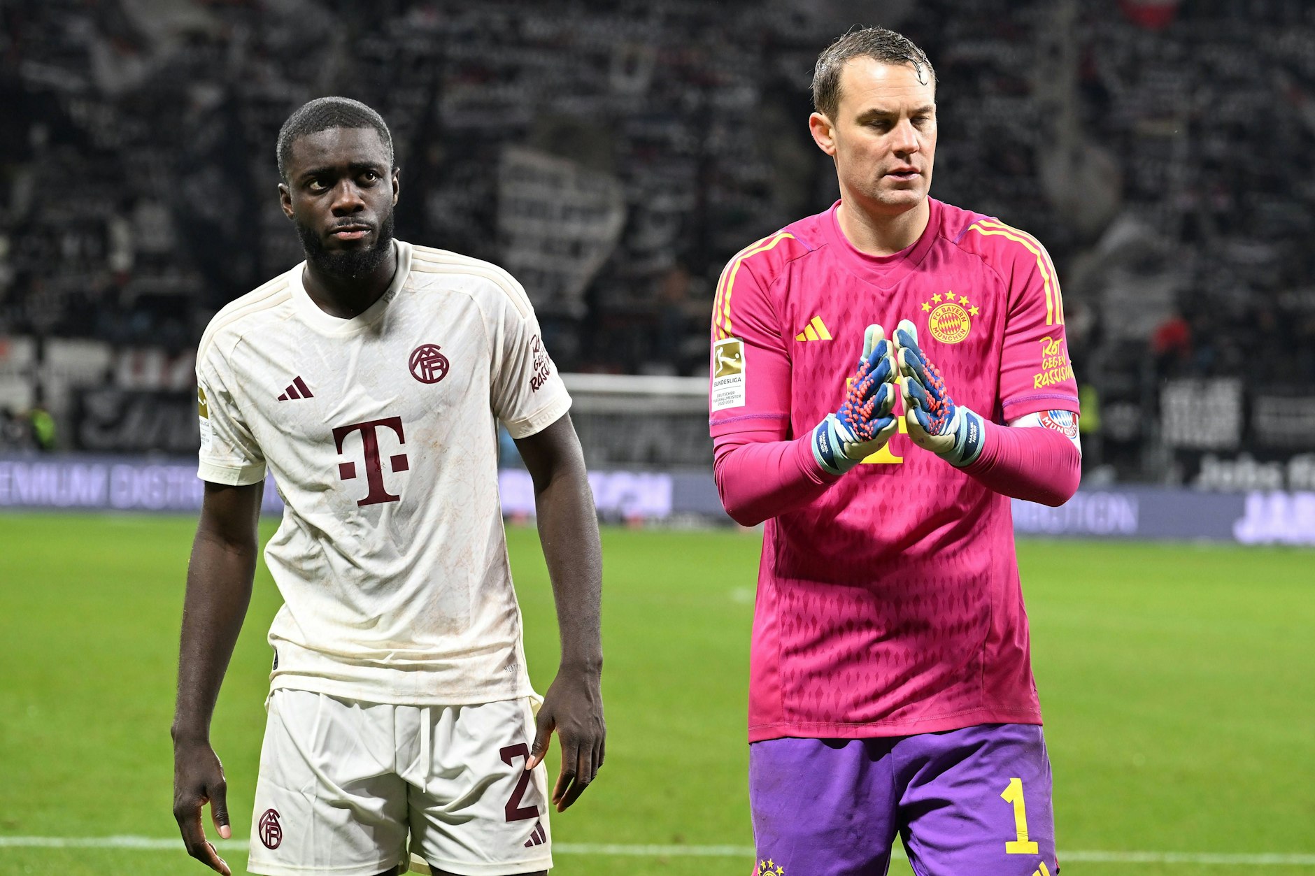 Bayerns Torwart Manuel Neuer (r.) musste in Frankfurt fünfmal hinter sich greifen und war genauso bedient wie Verteidiger Dayot Upamecano.