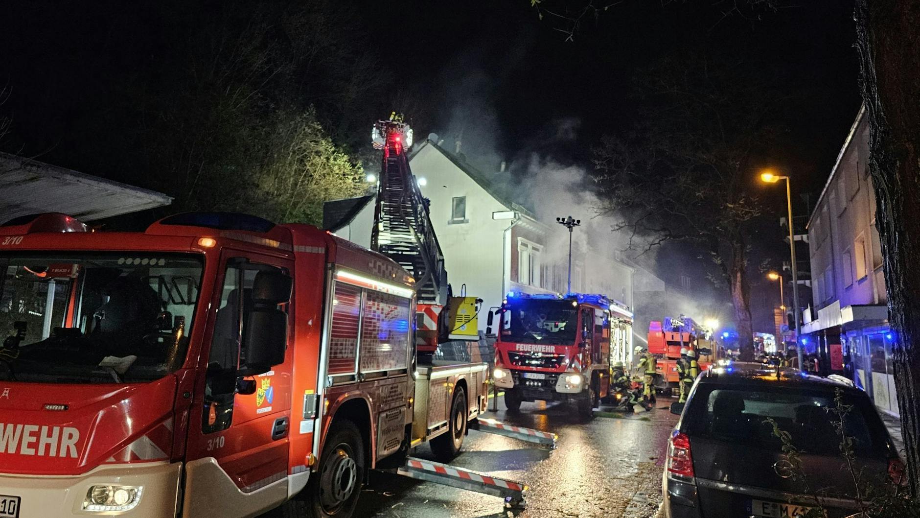 Feuerwehrleute löschten von einer Drehleiter aus das Haus, die Flammen hatten sich nach der Detonation rasch ausgebreitet.